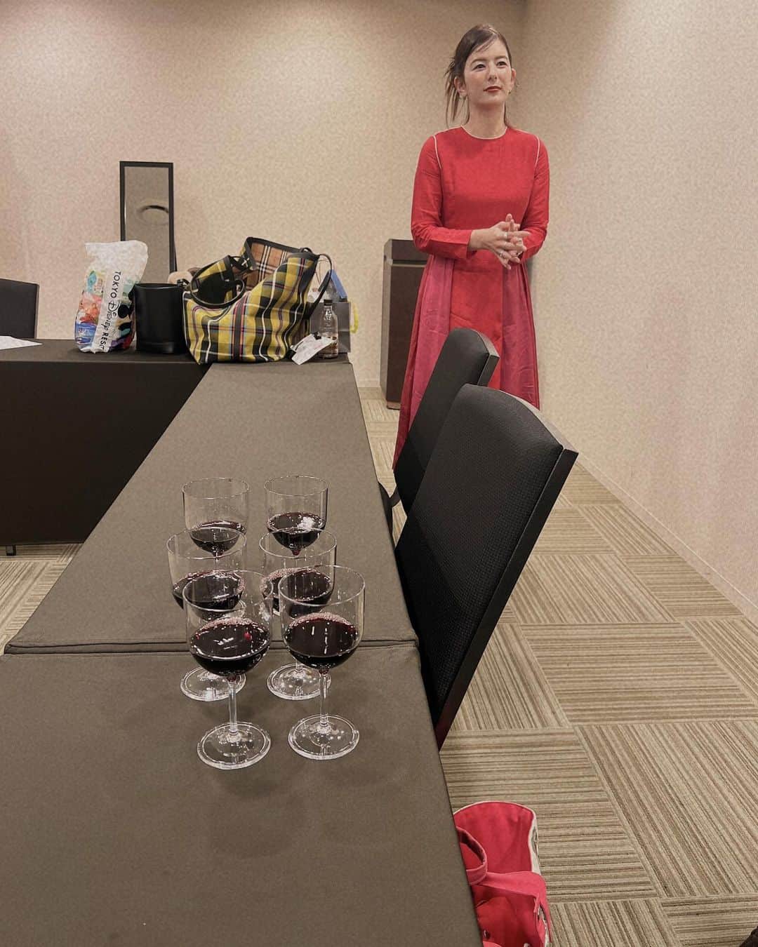 中上真亜子さんのインスタグラム写真 - (中上真亜子Instagram)「久しぶりの豚汁さんと🍷  おかげさまで 楽しいイベントでした 来てくれた皆さん さなりさん つーじーさん 大丸の皆さん  本当にありがとうございました☺️🫶  #お耳を汚してすみません #ワインの試飲どころか #楽屋でも会場でも飲み続けましたよ #2枚目はワインが注がれるのを待つ豚汁さん #そしてまた呑んでますよ」1月15日 20時49分 - maako_nakagami