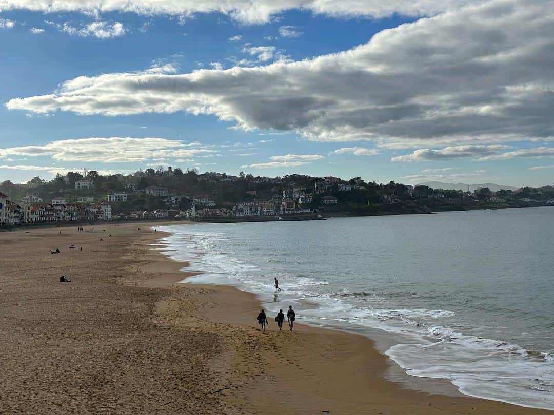 辻仁成さんのインスタグラム写真 - (辻仁成Instagram)「サン＝ジャン＝ド＝リュズ （Saint-Jean-de-Luz）だよー。  フランス南西部ヌーヴェル＝アキテーヌ地域圏のピレネー・アトランティック県に属する浜辺の町。  バスクです！  ここに、ボレロを作曲したモーリス・ラヴェルがいたんです。近くに。そこでボレロが作曲されました。 この事実はパリに戻って人伝に聞いたのです。モーリ〜に呼ばれましたね、笑  この町には、アダムとパリエスという二大お菓子屋さんがあるんだよ。どっちもおすすめ。 アダムは、アーモンドチョコ パリエスは、ガトーバスク。間違いありません！  えへへ。  三四郎との旅は楽しかった。」1月15日 21時10分 - tsujihitonari