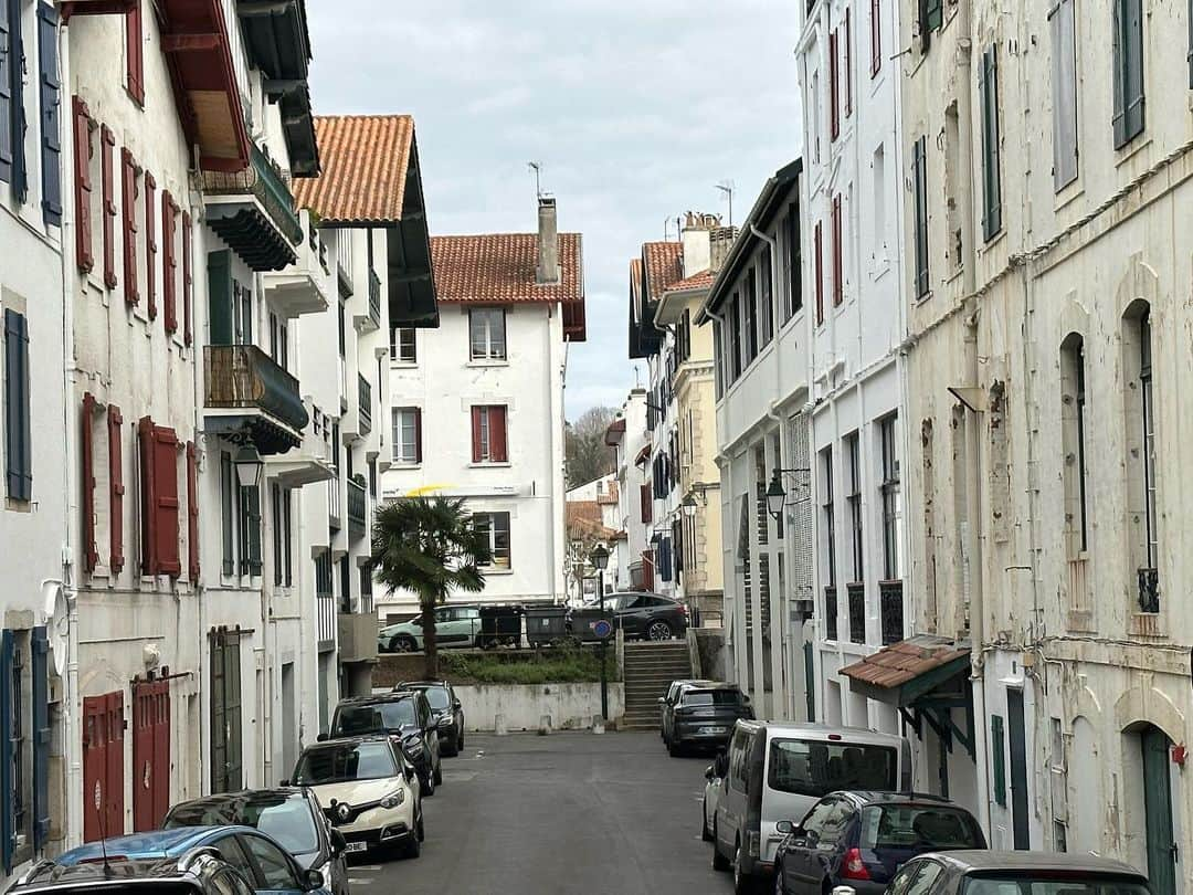 辻仁成さんのインスタグラム写真 - (辻仁成Instagram)「サン＝ジャン＝ド＝リュズ （Saint-Jean-de-Luz）だよー。  フランス南西部ヌーヴェル＝アキテーヌ地域圏のピレネー・アトランティック県に属する浜辺の町。  バスクです！  ここに、ボレロを作曲したモーリス・ラヴェルがいたんです。近くに。そこでボレロが作曲されました。 この事実はパリに戻って人伝に聞いたのです。モーリ〜に呼ばれましたね、笑  この町には、アダムとパリエスという二大お菓子屋さんがあるんだよ。どっちもおすすめ。 アダムは、アーモンドチョコ パリエスは、ガトーバスク。間違いありません！  えへへ。  三四郎との旅は楽しかった。」1月15日 21時10分 - tsujihitonari