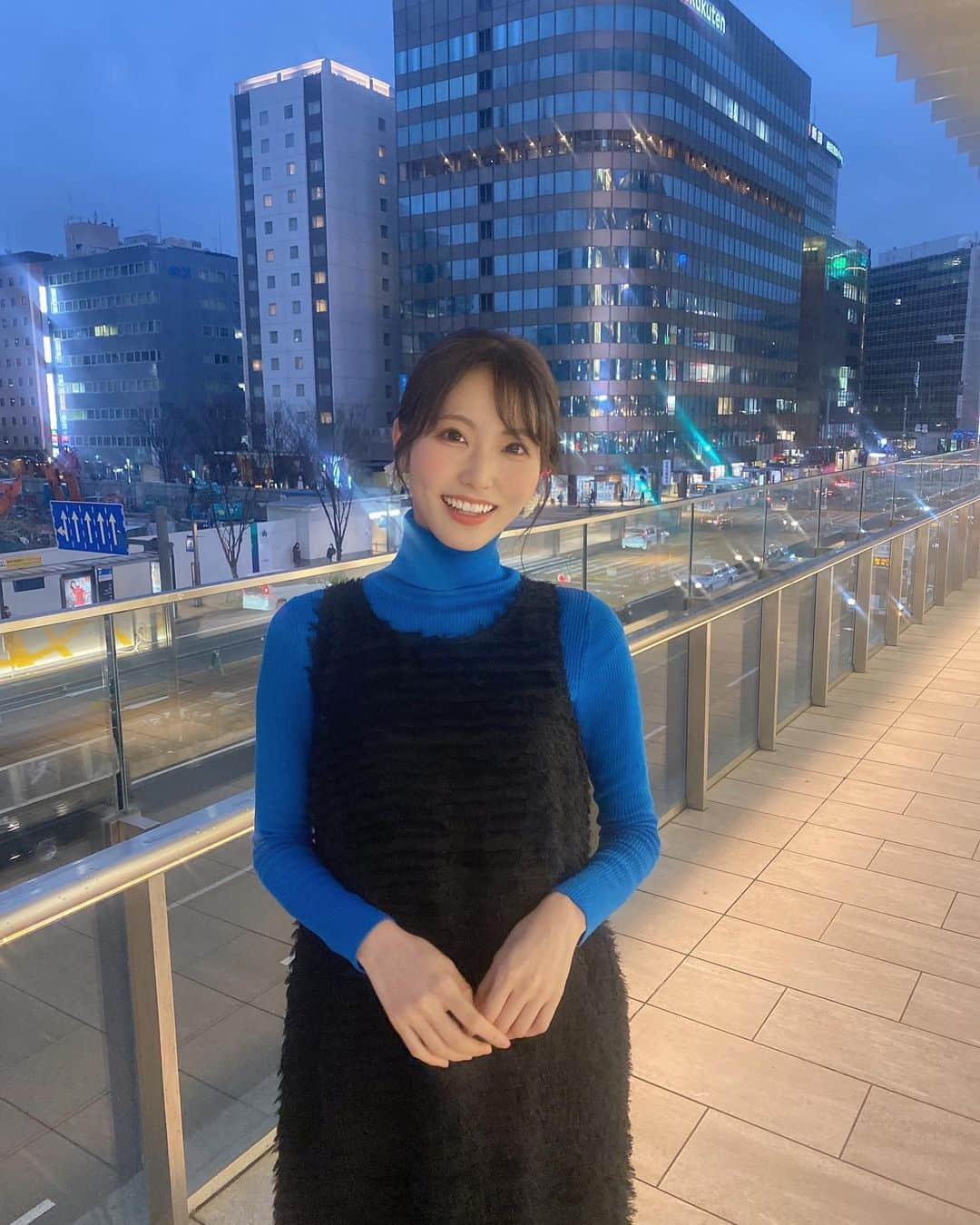 山下七子さんのインスタグラム写真 - (山下七子Instagram)「ブルーを差し色にするコーデが 好き🐬💙 タートルネックもこの時期はついつい選びがちです🎶 #博多駅#福岡県#私服コーデ#ワンピース #タートルネック #まとめ髪アレンジ#ショートブーツ」1月15日 21時29分 - yamashita_nanako