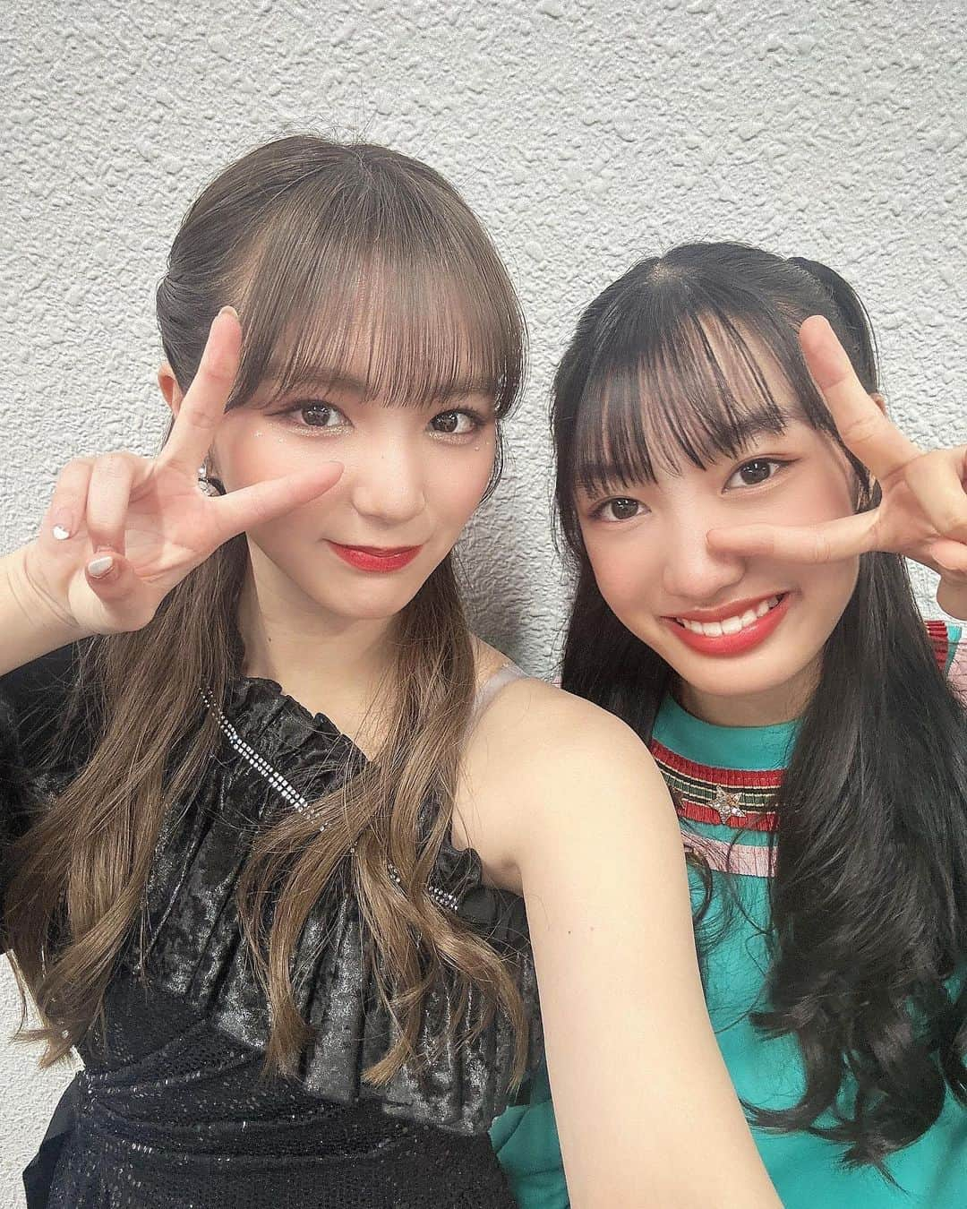 愛来さんのインスタグラム写真 - (愛来Instagram)「☁︎︎︎︎ 写真たくさん撮れました！  ♡夏菜子ちゃん♡ 実は素敵な誕生日の贈りものを頂いたんです、、！ 毎日、ずーっと身につけてます！ しかも乾杯のお話とお酒のお話も一緒にして下さって、、！ 嬉しすぎました😭本当にありがとうございます！大好きです🥹  ♡あーりん♡ とってもお世話になっているあーりん師匠とも撮って頂きました！！ なんと20歳のお祝いをくださったんです、、 本当に嬉しいですし、いつも感謝しかありません。 ありがとうございます！！  ♡ひとか♡ イマドキガールの2人で写真撮れました！ 最近会うとよくお話します🫣 ひとかと私の衣装、正反対だねって一緒に笑って話してました！笑  ♡ちぃちゃん♡ 安定のちぃちゃんとも撮ったよ✌🏻 どんどんキレイになってて見とれちゃいます、、😳 私のお姉ちゃん的存在です！  ♡あやなのちゃん♡ アメフラの事大好きでいてくれて、 いつもライブが終わると「かっこよかったです！」「かわいかったです！」って言ってくれるの、、😭 2人とも大好きです！！  スタプラフェス改めて本当にありがとうございました！  #夏菜子ちゃん #あーりん #ももクロ さん #ひとか #とき宣 ちゃん #ちぃちゃん  #あやなのちゃん #bolt #愛来 #amefurasshi」1月15日 22時09分 - amefurasshi_aira_official_