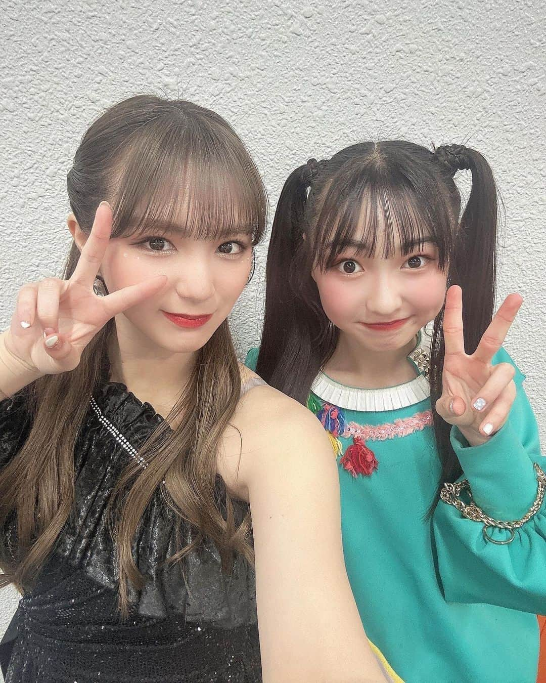 愛来さんのインスタグラム写真 - (愛来Instagram)「☁︎︎︎︎ 写真たくさん撮れました！  ♡夏菜子ちゃん♡ 実は素敵な誕生日の贈りものを頂いたんです、、！ 毎日、ずーっと身につけてます！ しかも乾杯のお話とお酒のお話も一緒にして下さって、、！ 嬉しすぎました😭本当にありがとうございます！大好きです🥹  ♡あーりん♡ とってもお世話になっているあーりん師匠とも撮って頂きました！！ なんと20歳のお祝いをくださったんです、、 本当に嬉しいですし、いつも感謝しかありません。 ありがとうございます！！  ♡ひとか♡ イマドキガールの2人で写真撮れました！ 最近会うとよくお話します🫣 ひとかと私の衣装、正反対だねって一緒に笑って話してました！笑  ♡ちぃちゃん♡ 安定のちぃちゃんとも撮ったよ✌🏻 どんどんキレイになってて見とれちゃいます、、😳 私のお姉ちゃん的存在です！  ♡あやなのちゃん♡ アメフラの事大好きでいてくれて、 いつもライブが終わると「かっこよかったです！」「かわいかったです！」って言ってくれるの、、😭 2人とも大好きです！！  スタプラフェス改めて本当にありがとうございました！  #夏菜子ちゃん #あーりん #ももクロ さん #ひとか #とき宣 ちゃん #ちぃちゃん  #あやなのちゃん #bolt #愛来 #amefurasshi」1月15日 22時09分 - amefurasshi_aira_official_