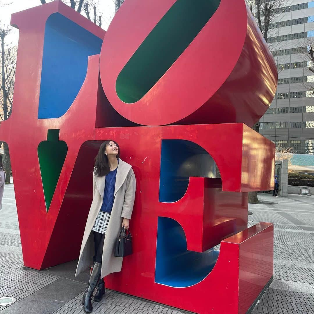 間瀬遥花さんのインスタグラム写真 - (間瀬遥花Instagram)「. LOVEを背負ったり LOVEを見つめたり LOVEに寄りかかったり . . #love #shinjuku #新宿 #ミニ #ミニスカート #ミニスカ #ミニスカコーデ #ミニスカートコーデ #ロングブーツ #ロングブーツコーデ #elura #michaelkors」1月15日 22時28分 - maseharu_929