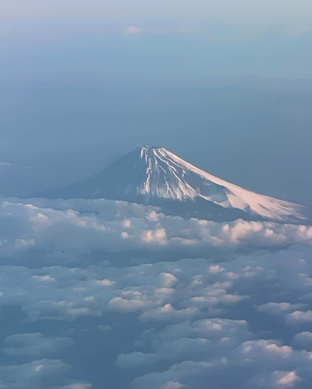 宮崎宣子さんのインスタグラム写真 - (宮崎宣子Instagram)「朝1便に乗れば、10時過ぎに石垣島に着きます🏖  縁起良さそうなので富士山を記念に残すことに✨🗻✨  朝日が昇るのをみて、オレンジの富士山から登り終わると本来の雪を被った☃️❄️真っ白な富士山に。  そして、空弁を食べて爆睡すれば、 あっという間に石垣島です😊  帰りの便も夜19時30分発があるので、 1泊2日でもほぼ丸々2日間楽しめます✈️  目の前に西表島や小浜島も見えますし、 その先に台湾🇹🇼もすぐ近く✨  #ishigaki  #mtfuji  #富士山 #日の出 #石垣島」1月15日 23時20分 - miyazaki_nobuko