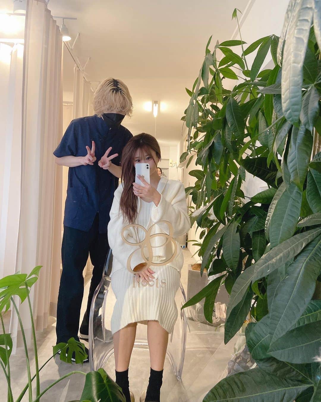 阿久津真央さんのインスタグラム写真 - (阿久津真央Instagram)「友達のあやのちゃんがめちゃくちゃ 会うたび小顔になってくから 何をしてるのか聞いたら整体に 行ってるて聞いて麻布十番の R∞tsメディカル整体院に行ってきた🥺✨ 平林先生のゴッドハンドで みるみる小顔に💆‍♀️ほんまにすごい！！ 気になってる部分が激変してきて 1回で効果感じたから通ってる！！！ 平林先生ありがとうございます🙇‍♀️✨ @s2.t_t.s2   あやのちゃん！！最強先生ご紹介 ありがとうまぢで😭🙏🤍 @ayano.nitt   最後の写真は韓国でもバズってる 小顔バンド！！施術の後はこれも付けて 更に引き締めてる！！撮影前は絶対付けてるくらい愛用中♡」1月15日 23時58分 - akutsumao