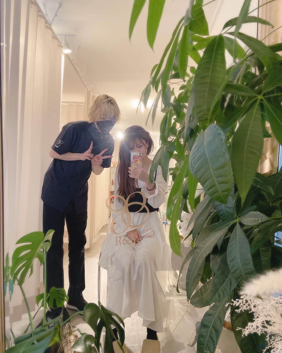 阿久津真央さんのインスタグラム写真 - (阿久津真央Instagram)「友達のあやのちゃんがめちゃくちゃ 会うたび小顔になってくから 何をしてるのか聞いたら整体に 行ってるて聞いて麻布十番の R∞tsメディカル整体院に行ってきた🥺✨ 平林先生のゴッドハンドで みるみる小顔に💆‍♀️ほんまにすごい！！ 気になってる部分が激変してきて 1回で効果感じたから通ってる！！！ 平林先生ありがとうございます🙇‍♀️✨ @s2.t_t.s2   あやのちゃん！！最強先生ご紹介 ありがとうまぢで😭🙏🤍 @ayano.nitt   最後の写真は韓国でもバズってる 小顔バンド！！施術の後はこれも付けて 更に引き締めてる！！撮影前は絶対付けてるくらい愛用中♡」1月15日 23時58分 - akutsumao