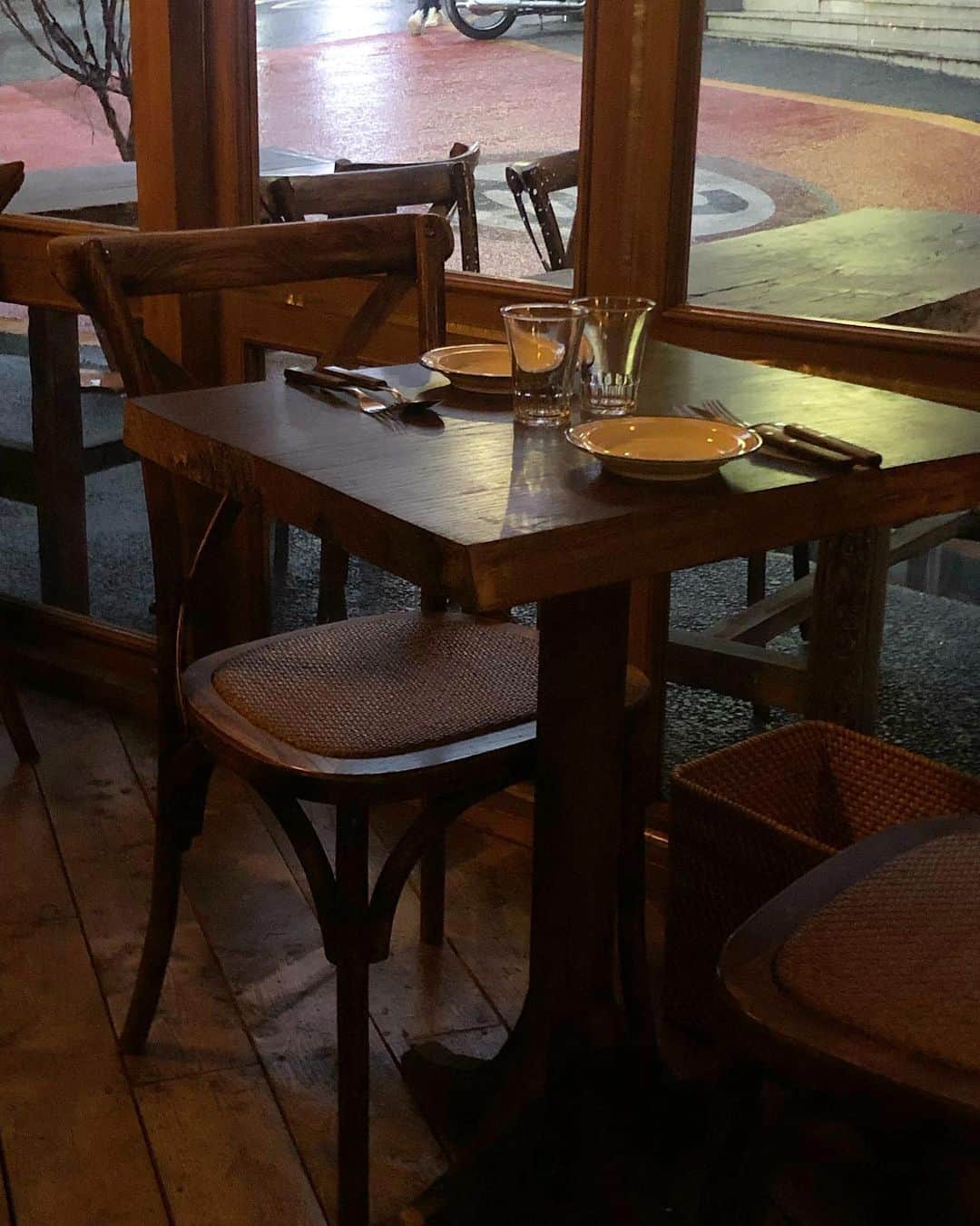 キム・ナヒさんのインスタグラム写真 - (キム・ナヒInstagram)「굽이굽이 올라가 독립 서점에서 예쁜 엽서랑 책 한 권  그리고 가보고 싶었던 식당도 발도장!」1月16日 0時13分 - knhs2