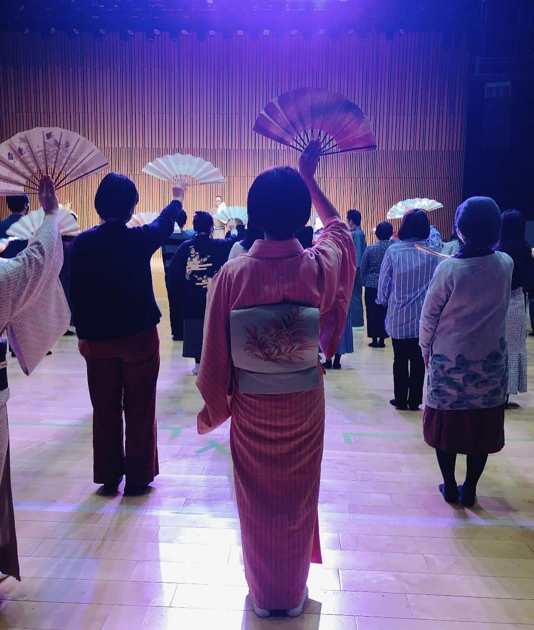 住吉美紀さんのインスタグラム写真 - (住吉美紀Instagram)「#大人のための伝統文化芸能体験事業 の司会は今年度2回目。 前回三味線といけばな体験をして、本日は初の日本舞踊体験。  わや〜、難しい。 玉三郎様の凄さが身に染みる。 というのは、レベチ過ぎて当たり前なんだが とにかく舞踊家の方の凄さがわかる。 でも、続けるとハマりそう〜。 扇子の扱いは魔法使いの指先みたいで 繰り返し練習したくなっちゃう。  ロバートキャンベルさん @robertcampbell_tokyo  の「漁樵問答」についての講演もとても興味深かった。 水辺で漁師と樵が世間話に興じる様子を描いた絵画。 海と山で正反対、理解し合えないと交わらないのでなく、対話をしてみるところが私には響いた。  #japanesedance」1月16日 0時16分 - miki_sumiyoshi