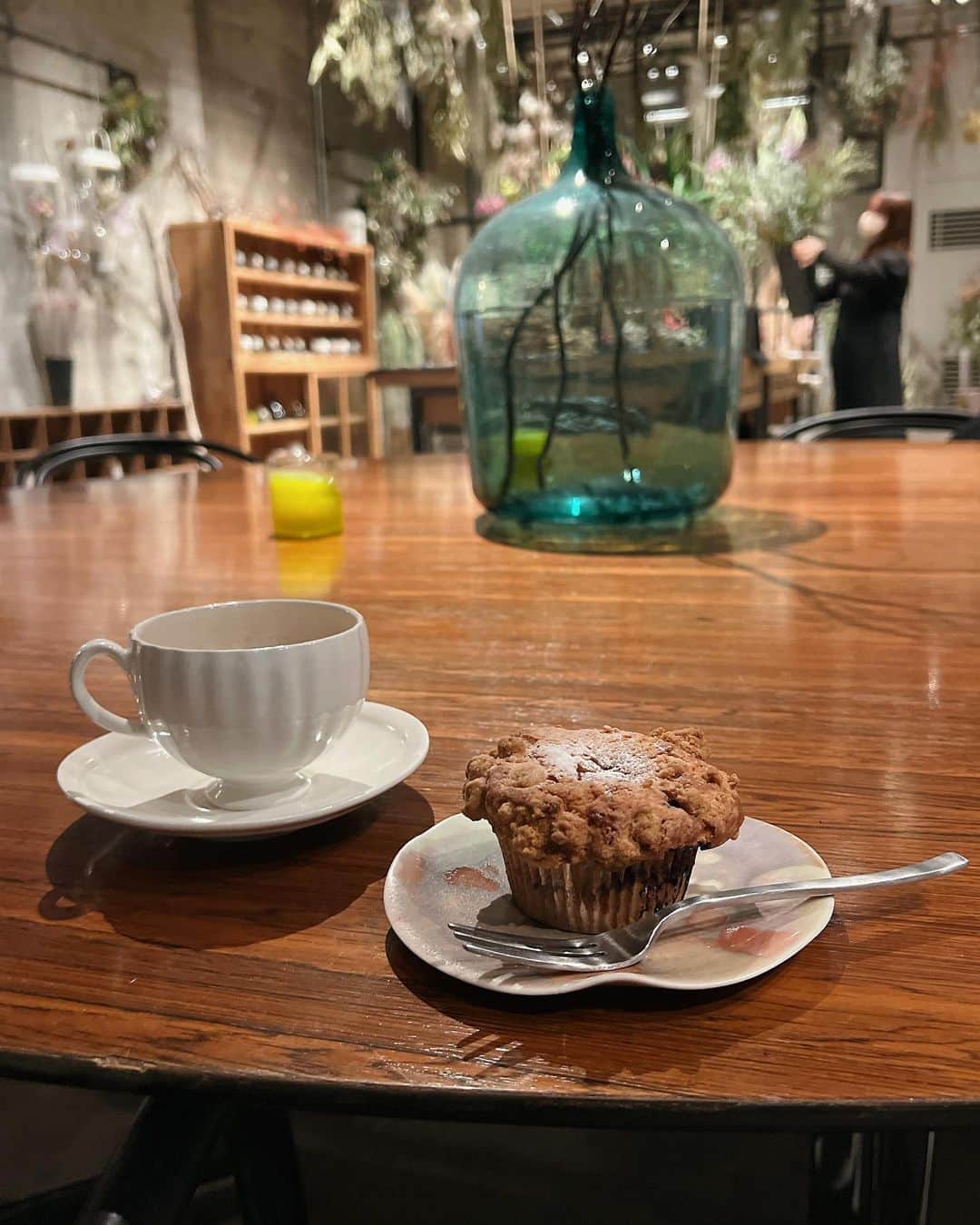 さんのインスタグラム写真 - (Instagram)「・ 兜町の旧銀行跡地に出来たBANK🌿 地下はカフェ、お花屋さん、雑貨が売っていて、一階はベーカリーとビストロ。  ベーカリーのりんごのパンがとっても美味でした♡ 兜町は美味しいお店がたくさんで良いな🥺💕  #bank #bakerybank #tokyocafe #兜町 #兜町ランチ #東京カフェ」1月16日 9時23分 - natsukoakahani
