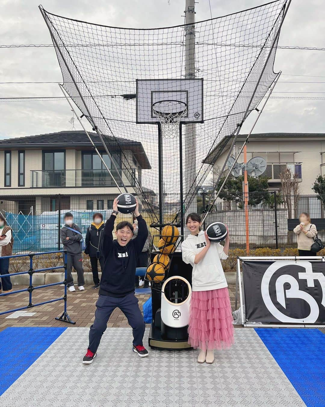 関根ささらさんのインスタグラム写真 - (関根ささらInstagram)「#Bリーグオールスター ⛹️‍♂️🏀🔥 DAY 2💗 . . この日も会場前で来場者インタビューを敢行！  見てますー！とか、誕生日おめでとうー！とか沢山お声がけいただき有難うございました🫶🏻🌈 . . . . この日も #molten さんの #フリースローチャレンジ に挑戦！！！💪🏽🔥  前日は1本だったのですが、この日は4本成功❗️ 沢山の方に見守られ無事に決められました🥹🥹🫶🏻  また別の会場で見かけたら絶対挑戦する🥹💪🏽🔥 . .. . そしてこの日はやっとまやさんに会えました♡  Bの看板娘メンバーに会えると安心するんだ〜〜🥹🫶🏻🌈  (4月にみんなでバスケ観戦いこーって話しているので、また楽しみも増えて嬉しい🙏🏻💗) . . . . DAY 2はU18 ALL-STAR GAMEと B.LEAGUE ALL-STAR GAMEが実施🔥🏀  U18のゲームは本当にハイレベルな試合で、最近 #Bリーグ に選手登録された選手も多く見応えのある内容でした🔥✨  北海道の内藤選手、U18選手の中にいると人一倍体大きいんだけど、選手登録はSF。ボールの扱いがあまりに上手すぎていい意味で違和感すごかった……！プロとして外国の選手と共にプレーするってこういうことだよなぁ、と……💭(PGでも昔はチームの中で背が大きい方でインサイド任されてたからポストプレー上手い！みたいな選手、多いですよね💮)  日本バスケの未来は明るいぞ！！！と思える好ゲームでした🔥👏🏻 . . . . そして本戦！！！！！⛹️‍♂️❤️‍🔥  選手入場が最初の目玉！！！と思っていたら、入場前からALIさんと #岡崎体育 さん、#アイクぬわら さん、#木村昴 さんが登場してパフォーマンス🔥🎤(うわぁこの曲は！！！あの！！！ #バスケットLIVE でいつも聴くやつだ！！！とテンション爆上がりでした。❤️‍🔥)  まずはB.WHITEの選手入場！ トップバッターの辻選手から早速全身タイツ！すでに面白くて次はどんな選手が何するんだろうと思っていたら、なんと比江島選手も全身タイツ！！🤣👏🏻この流れで比江島選手が？！と予想外の展開に笑いが止まらなかったのですが、どうやら白の選手全員で全身タイツを試みていたみたいで、、！🤣(悔しく知りたい方はぜひ辻選手のインスタをご確認ください @1tsuji4 )  B.BLACKは純粋に堂々たる入場が行われる中、篠山選手が水戸黄門で入場！！！コスプレも完璧だけど演出も最高で、記念撮影のために着替えたと思ったら #slamdunk のリョータのユニフォームを中に着ている抜かりない演出🥹🔥(最高すぎて、「最高！！！」しか言えない人になってました！！笑)  #スラムダンク 愛、めちゃくちゃ伝わってきてました👏🏻🔥(純粋にユニフォーム羨ましい) . . . . ゲーム内容はオールスターらしい高いエンタメ性の展開も多くありつつ、ディフェンスでダブルチームで当たったり、オールスター名物(?)の「たかいたかいダンク」のトライも見れたり、純粋にやっぱ上手いんだなぁ、と唸るプレーもあったり🥹🔥👏🏻  インテンシティ高くなってくると会場のボルテージが上がっていくのを感じたりもして、40分間フルで余すことなく楽しめたゲームでした！！！  試合後の記者会見で篠山選手が「オールスターだけど中弛みしないように40分間ちゃんと楽しんでもらえるように心がけました」みたいなことをおっしゃっていて。ただのお祭り！じゃなく観客あってのオールスター、を意識されているのがさすがだなぁ、と。その言葉を聞けただけで正真正銘のMVPでした👏🏻✨ . . . . MVP投票はTwitterでのファン投票💌 入場からコート内外で盛り上げていた篠山選手が 48%の得票数で見事勝ち取りました🏆✨  MIP賞には富樫選手、 #OnFire 賞は河村選手でした⛹️‍♂️❤️‍🔥  皆さんおめでとうございます㊗️🎉 . . . . 最後に次の開催地へのボールリレーとして #茨城ロボッツ 平尾選手と #琉球ゴールデンキングス 今村選手が ボール繋ぎをしまして🤝🏀  平尾選手の言葉で締めて幕を閉じました🎊(最高のオチ！)  来年は #沖縄アリーナ で開催！！！🌴🌺 今年の夏は #FIBAWC もあるし沖縄がアツい！！！  来年のオールスターもまた現地に行けますように🔥 . . . . 改めて、#ドットエスティきBリーグオールスター 開催に向けて準備してくださった選手・スタッフ・関係者の全ての皆さん！！！素晴らしいイベントを有難うございました🥹🥹👏🏻💗  熱量の伝わる来場者インタビューは #BMYHERO で放送します📡 . . . . 最後の写真は会場入場口にあったコースターのモニュメント？と、買ってきたお土産☕️♡(食べ物やコーヒー豆は他にも沢山買いました♡笑) . . #bleague #Bリーグ #バスケ #バスケ女子 #バスケットボール #バスケ観戦 #Bリーグ観戦 #sazacoffee #ibarakigram #水戸カフェ」1月16日 11時46分 - sasarasekine