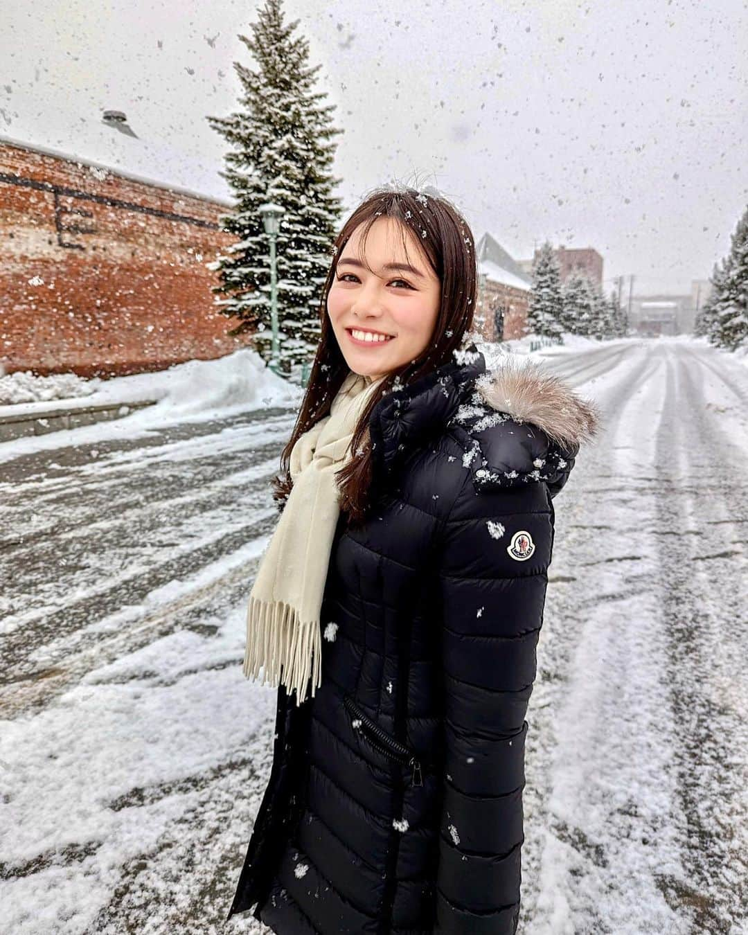 石井里奈さんのインスタグラム写真 - (石井里奈Instagram)「北海道2日目はなんと真冬日⛄️ 朝からコンコン雪が降っていて赤レンガ倉庫の前にいるとまるでフィンランドにきているようでした🇫🇮 . ここまで降る雪はすごく幻想的で同じ日本なのに別世界。パウダースノウなので柔らかくて優しくてすごく寒かったけど歩きたくなりました！ . outer... @moncler  scarf... @leverrier___official  denim... @yanuk_official  bag... @l4k3style_japan  . #雪 #雪国 #powdersnow #snow #函館 #函館旅行 #北海道 #lovehokkaido #moncler #防寒 #防寒コーデ」1月16日 12時52分 - ri7tin1025