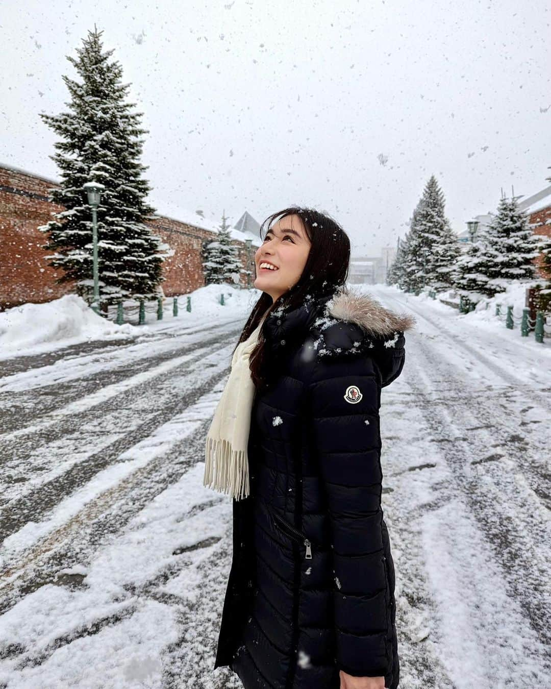 石井里奈さんのインスタグラム写真 - (石井里奈Instagram)「北海道2日目はなんと真冬日⛄️ 朝からコンコン雪が降っていて赤レンガ倉庫の前にいるとまるでフィンランドにきているようでした🇫🇮 . ここまで降る雪はすごく幻想的で同じ日本なのに別世界。パウダースノウなので柔らかくて優しくてすごく寒かったけど歩きたくなりました！ . outer... @moncler  scarf... @leverrier___official  denim... @yanuk_official  bag... @l4k3style_japan  . #雪 #雪国 #powdersnow #snow #函館 #函館旅行 #北海道 #lovehokkaido #moncler #防寒 #防寒コーデ」1月16日 12時52分 - ri7tin1025