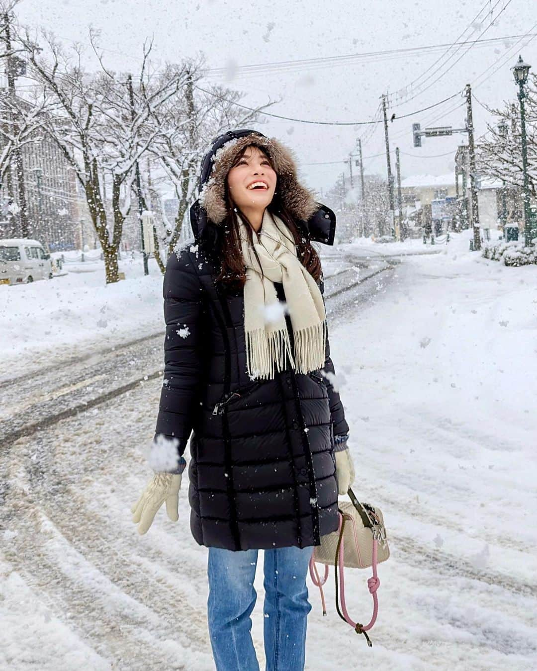 石井里奈さんのインスタグラム写真 - (石井里奈Instagram)「北海道2日目はなんと真冬日⛄️ 朝からコンコン雪が降っていて赤レンガ倉庫の前にいるとまるでフィンランドにきているようでした🇫🇮 . ここまで降る雪はすごく幻想的で同じ日本なのに別世界。パウダースノウなので柔らかくて優しくてすごく寒かったけど歩きたくなりました！ . outer... @moncler  scarf... @leverrier___official  denim... @yanuk_official  bag... @l4k3style_japan  . #雪 #雪国 #powdersnow #snow #函館 #函館旅行 #北海道 #lovehokkaido #moncler #防寒 #防寒コーデ」1月16日 12時52分 - ri7tin1025