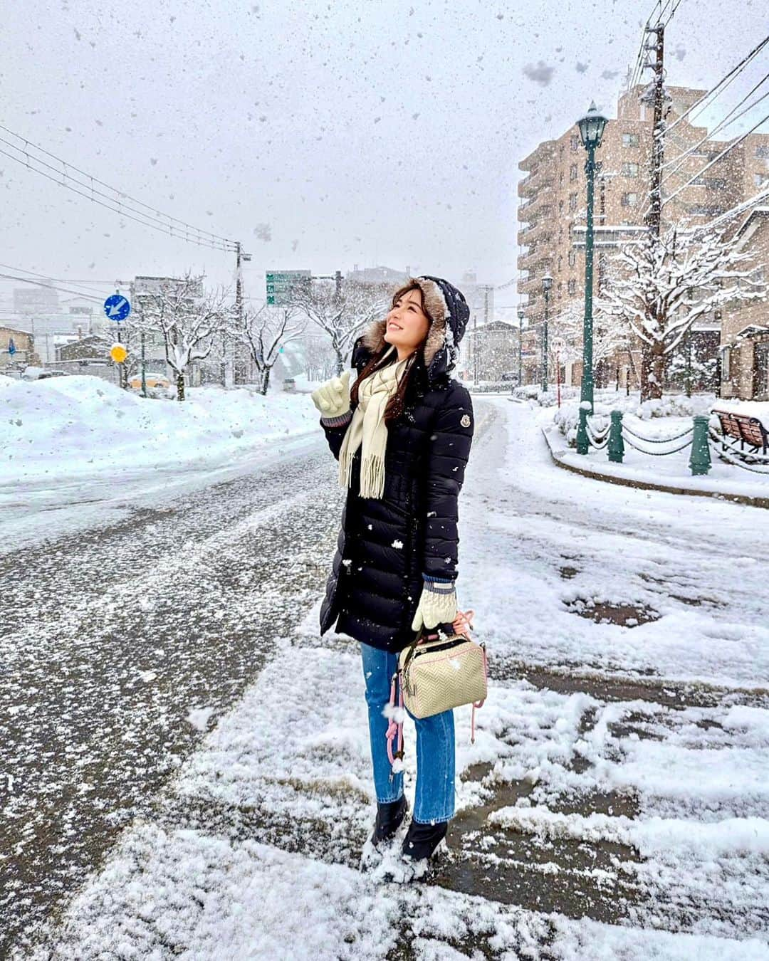 石井里奈さんのインスタグラム写真 - (石井里奈Instagram)「北海道2日目はなんと真冬日⛄️ 朝からコンコン雪が降っていて赤レンガ倉庫の前にいるとまるでフィンランドにきているようでした🇫🇮 . ここまで降る雪はすごく幻想的で同じ日本なのに別世界。パウダースノウなので柔らかくて優しくてすごく寒かったけど歩きたくなりました！ . outer... @moncler  scarf... @leverrier___official  denim... @yanuk_official  bag... @l4k3style_japan  . #雪 #雪国 #powdersnow #snow #函館 #函館旅行 #北海道 #lovehokkaido #moncler #防寒 #防寒コーデ」1月16日 12時52分 - ri7tin1025