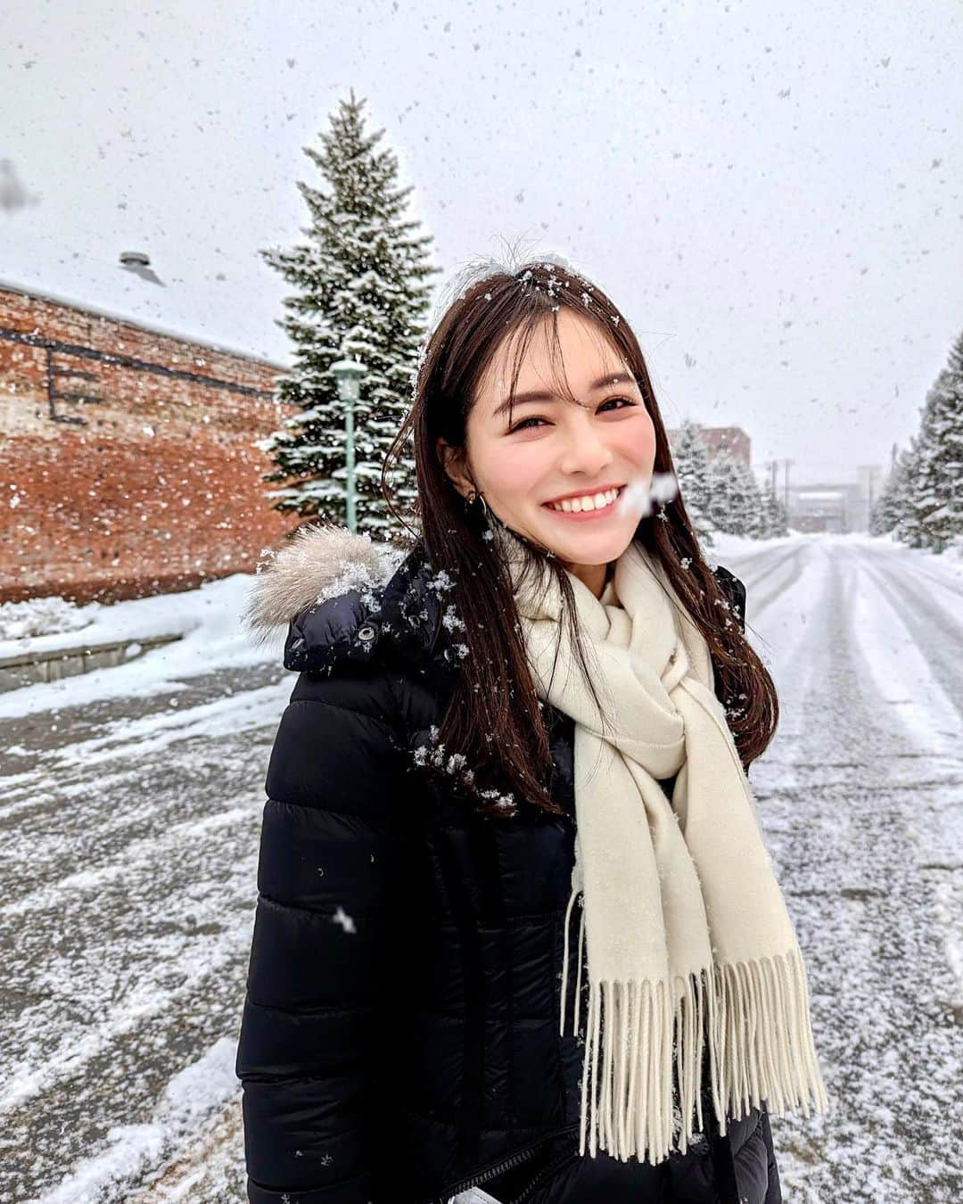 石井里奈さんのインスタグラム写真 - (石井里奈Instagram)「北海道2日目はなんと真冬日⛄️ 朝からコンコン雪が降っていて赤レンガ倉庫の前にいるとまるでフィンランドにきているようでした🇫🇮 . ここまで降る雪はすごく幻想的で同じ日本なのに別世界。パウダースノウなので柔らかくて優しくてすごく寒かったけど歩きたくなりました！ . outer... @moncler  scarf... @leverrier___official  denim... @yanuk_official  bag... @l4k3style_japan  . #雪 #雪国 #powdersnow #snow #函館 #函館旅行 #北海道 #lovehokkaido #moncler #防寒 #防寒コーデ」1月16日 12時52分 - ri7tin1025