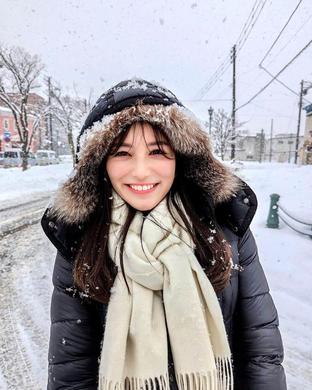石井里奈さんのインスタグラム写真 - (石井里奈Instagram)「北海道2日目はなんと真冬日⛄️ 朝からコンコン雪が降っていて赤レンガ倉庫の前にいるとまるでフィンランドにきているようでした🇫🇮 . ここまで降る雪はすごく幻想的で同じ日本なのに別世界。パウダースノウなので柔らかくて優しくてすごく寒かったけど歩きたくなりました！ . outer... @moncler  scarf... @leverrier___official  denim... @yanuk_official  bag... @l4k3style_japan  . #雪 #雪国 #powdersnow #snow #函館 #函館旅行 #北海道 #lovehokkaido #moncler #防寒 #防寒コーデ」1月16日 12時52分 - ri7tin1025