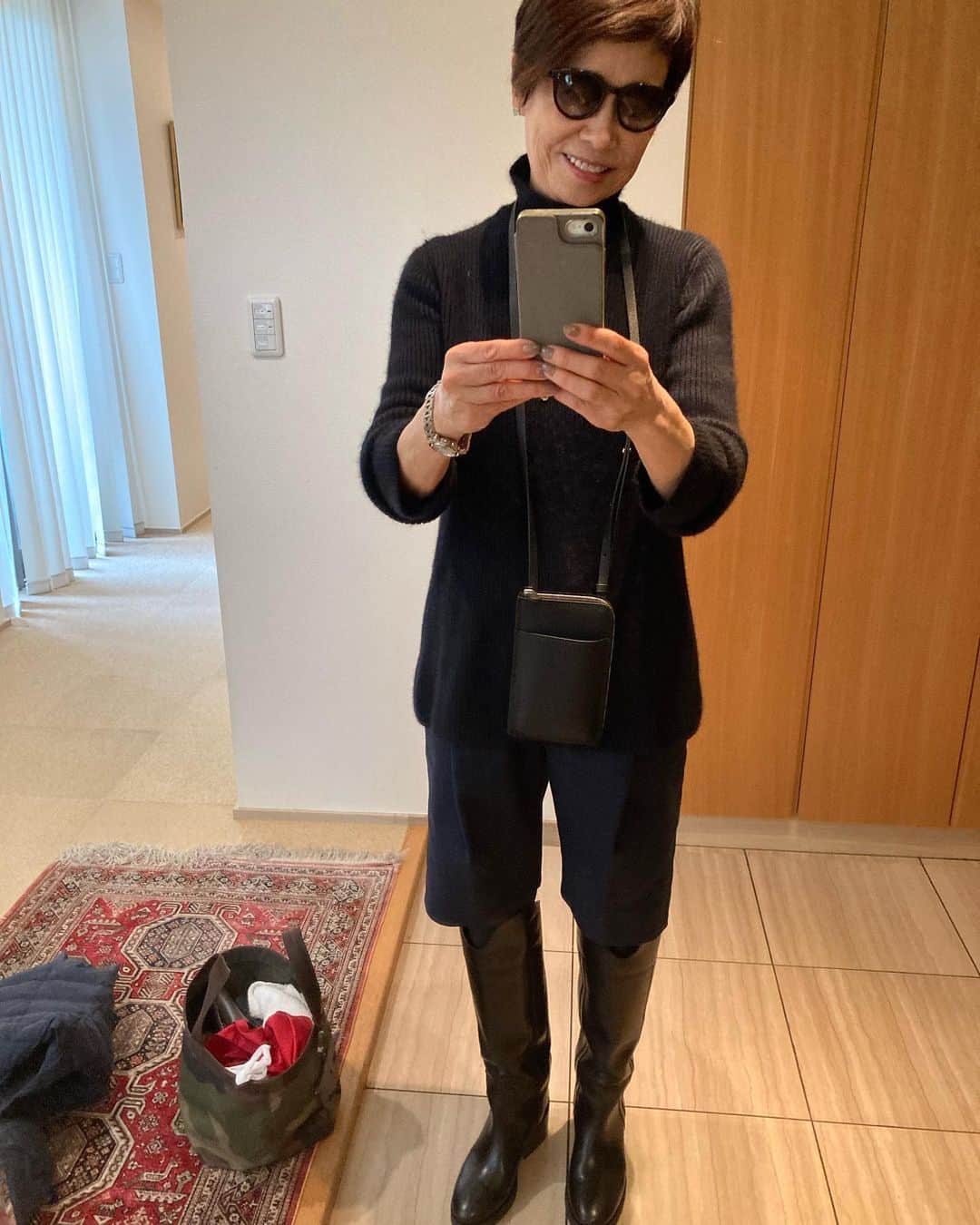 安藤優子さんのインスタグラム写真 - (安藤優子Instagram)「短パンコーデ。  これからメンテナンスへ。  本日はネイビーの短パンコーデ。  大きめのネイビーのセーターと合わせました。  足元は防水スプレーをかけまくってニーハイブーツに。  短パンは#nicolson 、セーターは#hermes のこれまた大昔のものです。カシミアですが全然毛玉にならないところはさすがですね。 しかもものすごい保温力です。  ブーツは#ジミーチュウ 、タイツもネイビーにして全体を繋げました。  このくらいの遊びがないと元気出ないしなー。  ペンダントも#hermes 、携帯ケースは#uniqlo です。  一応ダウンベストを持ちましたが、基本は本日自分で車運転するので。  ファッションチェック担当者は、自分がお出かけではないと察して、一番あったかーい部屋に移動して行きました（笑）  職場放棄だな。  では行ってきます‼️  #フレンチブルドッグ  #安藤優子」1月16日 13時59分 - yukoando0203
