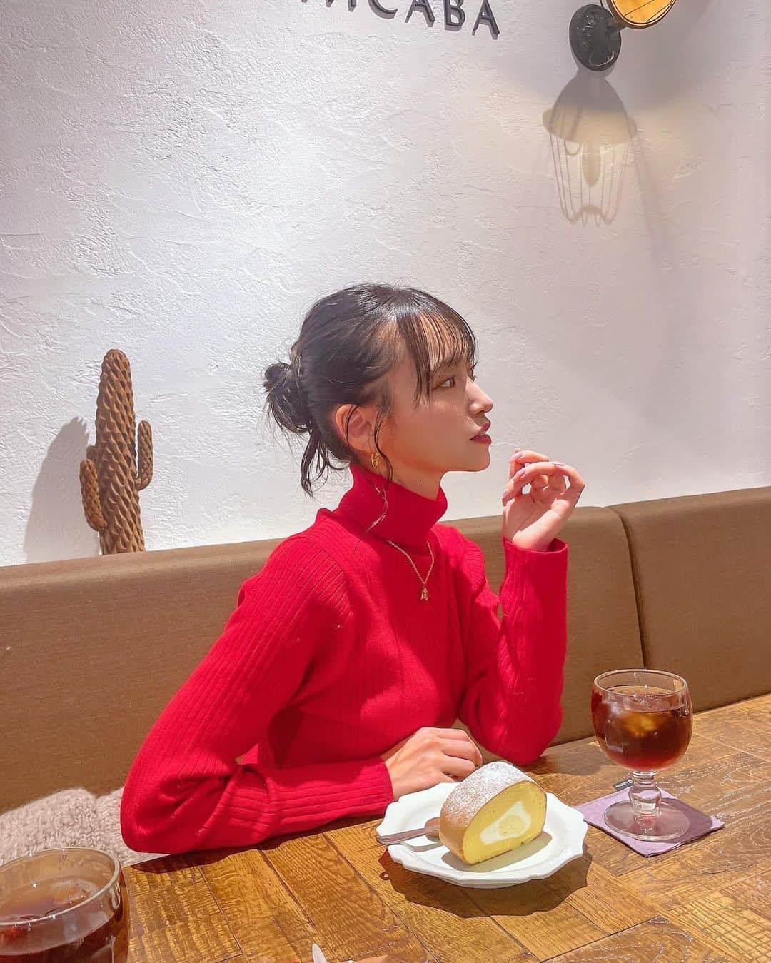 引地裕美さんのインスタグラム写真 - (引地裕美Instagram)「☕️🧁☕️🧁☕️  ロールケーキ美味しかった☺️ こんなに大きいのにお手頃だった🫶🏻  #池尻大橋カフェ #三茶カフェ  #みんちゃんカフェ巡り ☕️ #ungrid #ヘアアレンジ #hairarrange #UMine #japan #옷스타그램 #데일리룩 #코디스타그램 #每日穿搭 #일본 #얼스타그램 #照片 #粉我 #japanesegirl」1月16日 17時42分 - yuumihikichi