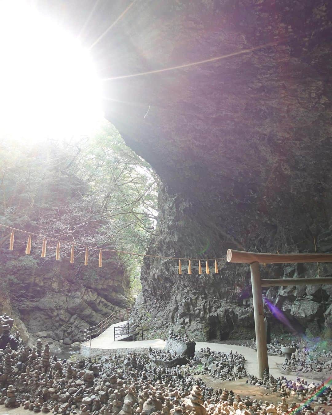 的場絢香さんのインスタグラム写真 - (的場絢香Instagram)「* ⁡ 宮崎県北部の高千穂。 日本神話ゆかりの地といわれていて、 神社仏閣好きのわたしとしては 行きたかったスポット！ ⁡ 美しい渓谷の高千穂峡。 澄んだ空気が気持ちよかった~🚣🏻‍♀️🍃 ⁡ 天岩戸神社でひいたおみくじが大吉！ すごくいいこと書いてあったから嬉しい♡ ⁡ 天安河原から見た太陽の光が神秘的だった~。 ここ、すごかった…！！！ ⁡ たっぷりパワーチャージしてきました🕊️  (この写真はアジアの方に撮ってもらいました！  たくさん撮ってくれました~✌︎✨いい感じっ) ⁡ _ _ _ #マトバ旅 #宮崎 #高千穂 #パワースポット #ひとりたび」1月16日 18時15分 - ayaka_matoba