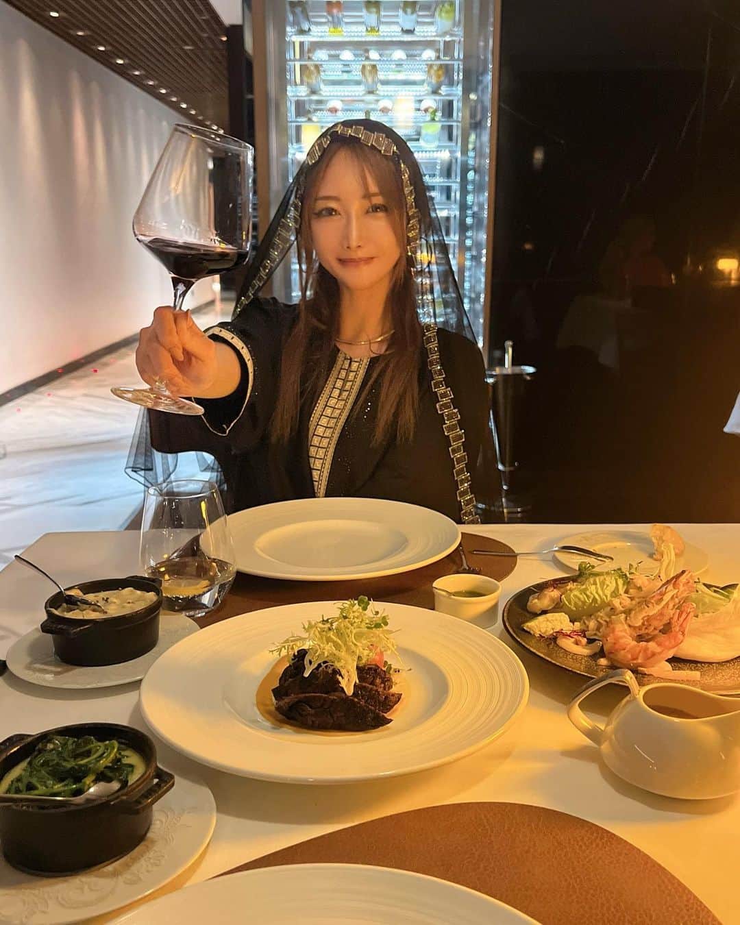 CHIHAさんのインスタグラム写真 - (CHIHAInstagram)「ワイン大好きなの❤︎  #abudabi #abudhabi #dubai #travel #abaya #abayafashion」1月16日 18時54分 - chiha6170