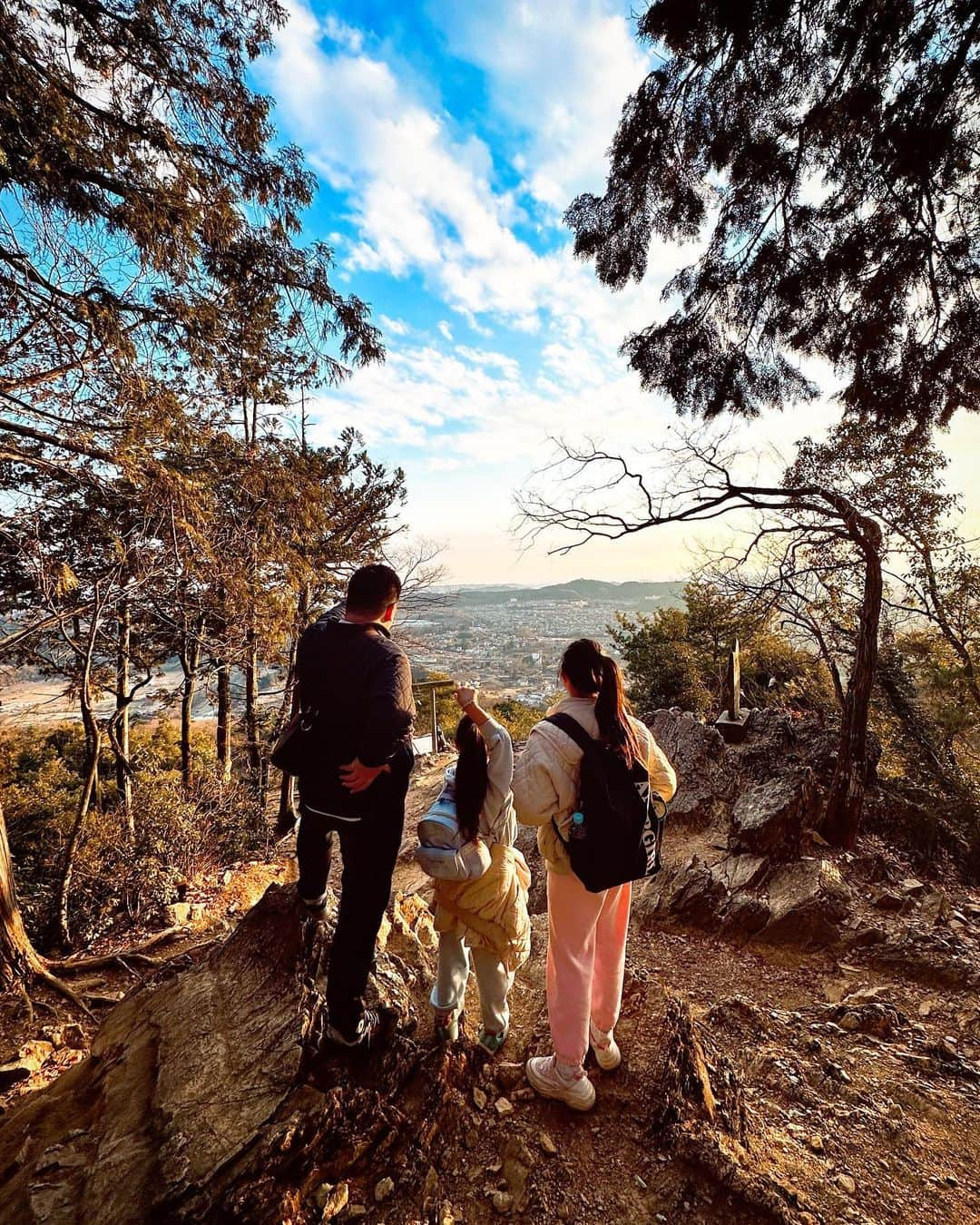 はねまりさんのインスタグラム写真 - (はねまりInstagram)「登山⛰ はねまりセットアップ、このシーズンすごく活躍✌️  服: #しまむら  #はねまり #海外ファッション #海外子供服  #はねまりちゃんねる #ユーチューバー #ファッション #子供服 #小学生 #秋コーデ #hanemari #youtuber #fashion  #js #followｍe  #ootd  #リンクコーデ  #双子コーデ #韓国子供服 #js3 #js5 #今日のコーデ #通学コーデ #スクール #小学生コーデ #女の子ママ #運動着 #オシャレ」1月16日 19時11分 - hanemarisworld