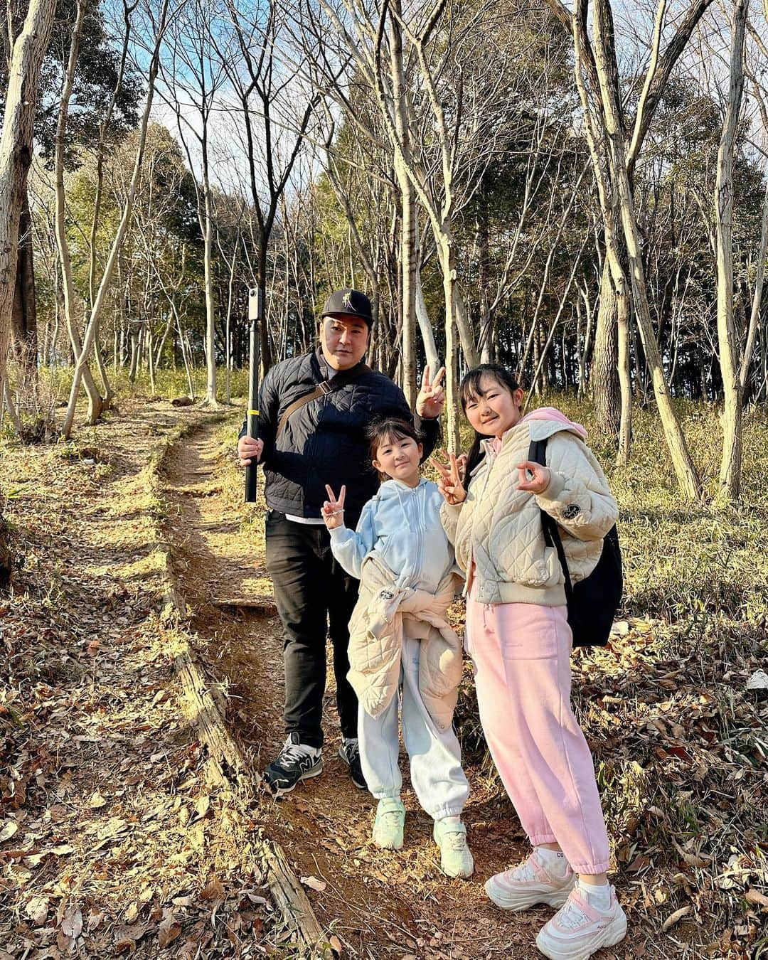 はねまりさんのインスタグラム写真 - (はねまりInstagram)「登山⛰ はねまりセットアップ、このシーズンすごく活躍✌️  服: #しまむら  #はねまり #海外ファッション #海外子供服  #はねまりちゃんねる #ユーチューバー #ファッション #子供服 #小学生 #秋コーデ #hanemari #youtuber #fashion  #js #followｍe  #ootd  #リンクコーデ  #双子コーデ #韓国子供服 #js3 #js5 #今日のコーデ #通学コーデ #スクール #小学生コーデ #女の子ママ #運動着 #オシャレ」1月16日 19時11分 - hanemarisworld