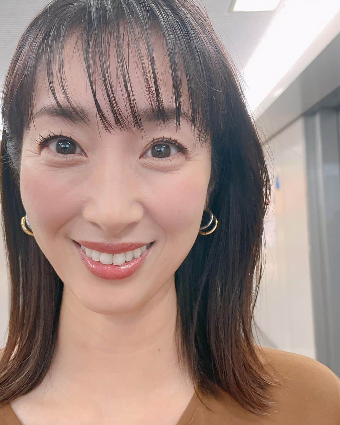 坂下千里子さんのインスタグラム写真 - (坂下千里子Instagram)「今日はメイクさん💄が撮ってくれましたー。撮ってくれたの全載せさせていただきます。 . . #2枚目 #エレベーター見送る私#そこも撮ってくれる🤣 . .  オールインワン @clane_officia  アクセサリー @l.a.h._official」1月16日 20時08分 - chiriko_sakashita_official