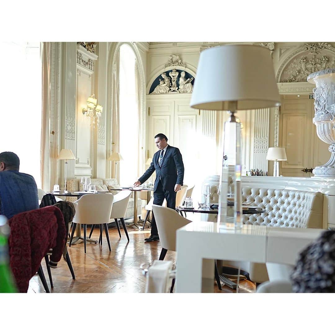 石井美保さんのインスタグラム写真 - (石井美保Instagram)「Paris在住の大好きなご夫妻とChâteauで最後のランチを。車でParisから30分で行けるお城。素敵でした。 もう食べたいだけ食べたので、しばらくファスティングします。#mihoishii_paris」1月16日 20時39分 - miho_ishii