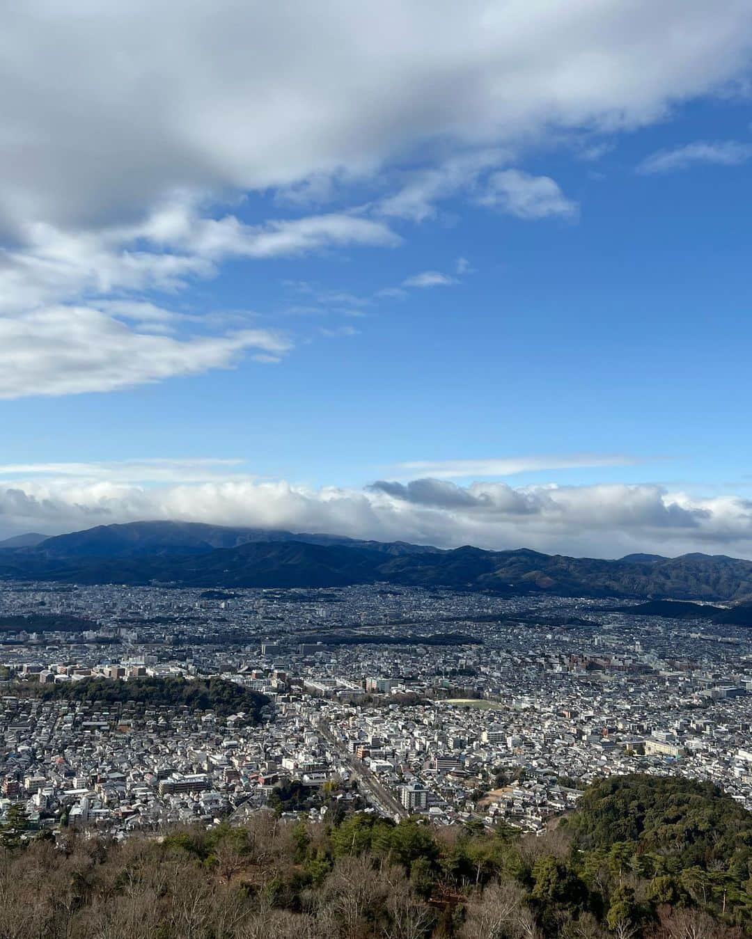 松尾翠さんのインスタグラム写真 - (松尾翠Instagram)「山登り記録🏔  京都在住としては やっぱり大文字山からスタート。  「大」までは幼稚園でも登るルートだけど 私たちは3人とも初。 「大」からの景色にまず感動 しかも虹が🌈😍  ここで79歳、毎日登っているお父さんとの出逢いがあり 旅は道連れ的に、山頂を目指すことに。大から山頂は20分くらいの山道感。 そして絶景！ たしかにコーヒーもってお昼持って ふらりと一人でもきたい場所。  動画、お父さんが色々教えてくれて喋ってるところ🫣 冬に晴れてたらあべのハルカスも見えます！ 時々、ちいさーく四国も見えるそう  そこからさらに 下りは裏の山ルートを通るか？と先導してくれることに😳 お父さんの足腰と知識量が半端じゃなくて、毎日登るってほんとすごい！ ほんと元気！  銀閣寺の傍から登り 「大」 ↓ 大文字山頂 ↓ 幻の滝 ↓ 中尾の滝 ↓ 中尾城跡 ↓ 10本のメタセコイア ↓ 銀閣寺横に戻る  およそ3時間の登山。 楽しかったなーー！  本日の山メンバーは アスレチックトレーナーA yoga創設者のくにしゃん @kunikoatc  ゆーいちさん 私 フューチャリング 79歳のおとうさんでお送りしました🏔  #山登り初心者 #大文字山 #山が好き #トレッキングコース #大文字裏ルート#山の日生まれ#中尾の滝 #幻の滝#大人の遠足 #大人の遊び方」1月16日 21時23分 - midori.matsuo_official