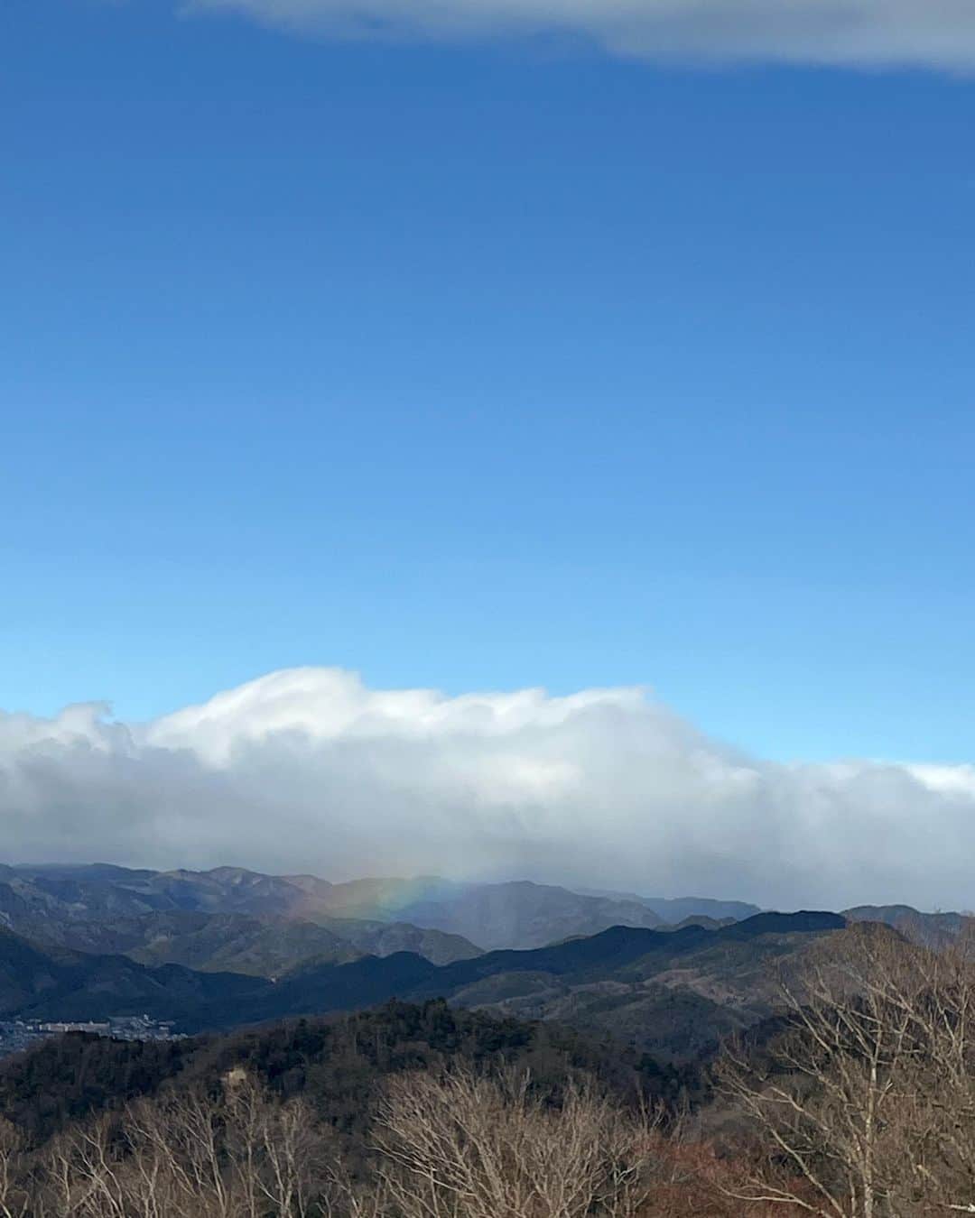 松尾翠さんのインスタグラム写真 - (松尾翠Instagram)「山登り記録🏔  京都在住としては やっぱり大文字山からスタート。  「大」までは幼稚園でも登るルートだけど 私たちは3人とも初。 「大」からの景色にまず感動 しかも虹が🌈😍  ここで79歳、毎日登っているお父さんとの出逢いがあり 旅は道連れ的に、山頂を目指すことに。大から山頂は20分くらいの山道感。 そして絶景！ たしかにコーヒーもってお昼持って ふらりと一人でもきたい場所。  動画、お父さんが色々教えてくれて喋ってるところ🫣 冬に晴れてたらあべのハルカスも見えます！ 時々、ちいさーく四国も見えるそう  そこからさらに 下りは裏の山ルートを通るか？と先導してくれることに😳 お父さんの足腰と知識量が半端じゃなくて、毎日登るってほんとすごい！ ほんと元気！  銀閣寺の傍から登り 「大」 ↓ 大文字山頂 ↓ 幻の滝 ↓ 中尾の滝 ↓ 中尾城跡 ↓ 10本のメタセコイア ↓ 銀閣寺横に戻る  およそ3時間の登山。 楽しかったなーー！  本日の山メンバーは アスレチックトレーナーA yoga創設者のくにしゃん @kunikoatc  ゆーいちさん 私 フューチャリング 79歳のおとうさんでお送りしました🏔  #山登り初心者 #大文字山 #山が好き #トレッキングコース #大文字裏ルート#山の日生まれ#中尾の滝 #幻の滝#大人の遠足 #大人の遊び方」1月16日 21時23分 - midori.matsuo_official