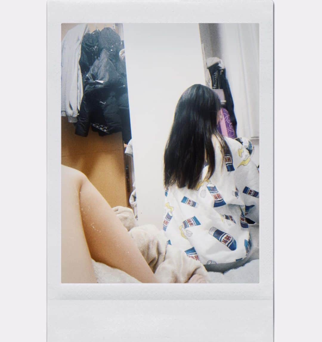 木下優樹菜さんのインスタグラム写真 - (木下優樹菜Instagram)「長女の部屋で、 　　　くつろいで 　髪の巻き方教える  そんなことより　練乳デザインの 部屋着🐮🥛」1月16日 21時46分 - yukina1204xoxo