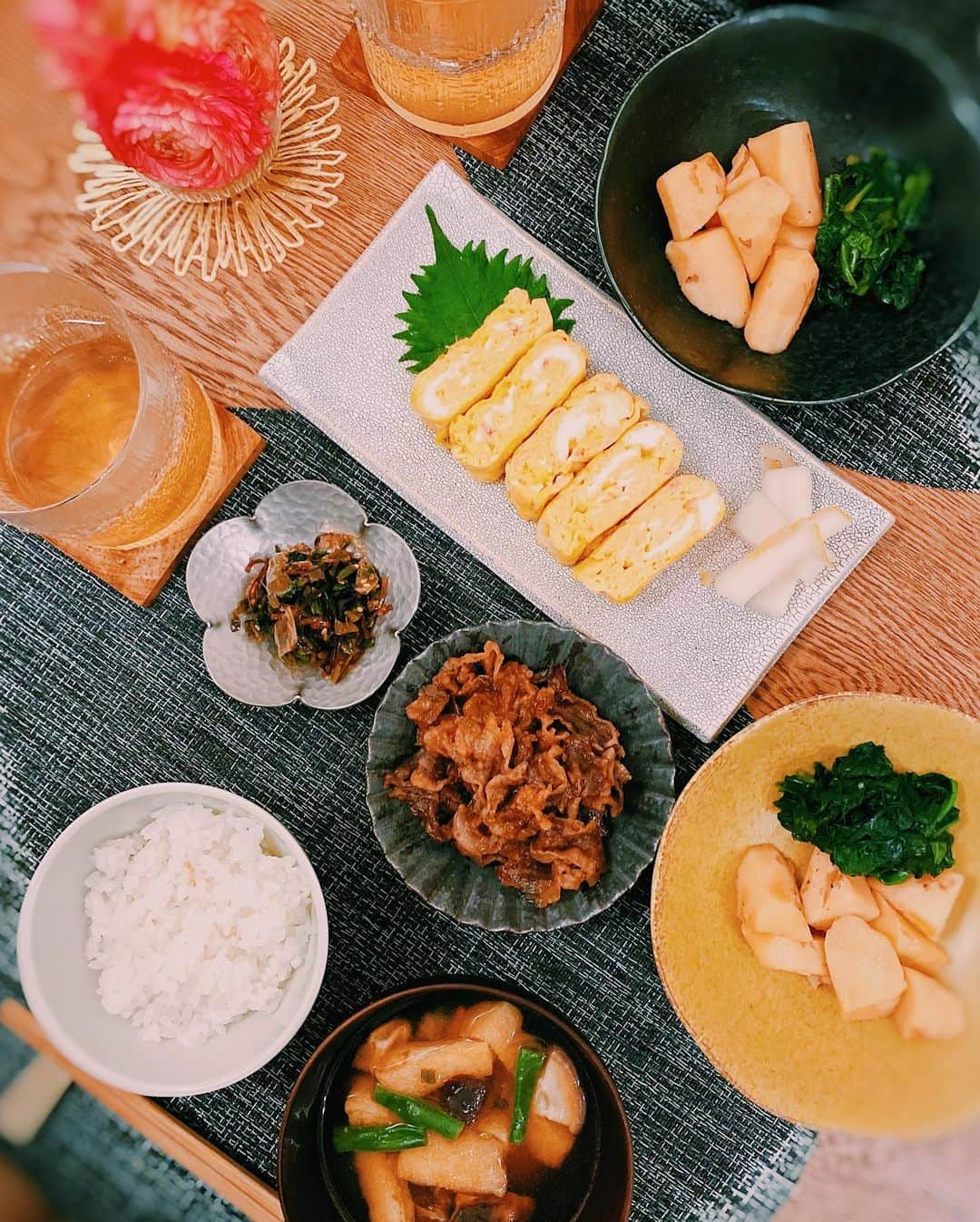 林田岬優さんのインスタグラム写真 - (林田岬優Instagram)「最近、落ち着く和食が食べたくて。🌼 あまりレシピを漁らずにできるご飯ばかり作っています☺️🍚  ○牛肉のしぐれ煮 ○蟹出汁卵 ○大根と柚漬け ○山芋とほうれん草の煮物 ○油揚げ、椎茸のお味噌汁  蟹出汁卵の蟹は、お節に使おうと思っていたのですが使わずずっと冷凍庫にありました。卵焼きに混ぜちゃえと。山芋と納豆のお味噌汁にしようか迷ったのですが、煮物に全部使ってしまいました。 椎茸は手でちぎって入れるのが最近好きで。楽だし、香りがする気がして。☺️  #いつかのごはん #友人とお家ごはん #岬優料理」1月16日 21時47分 - miyu_hayashida