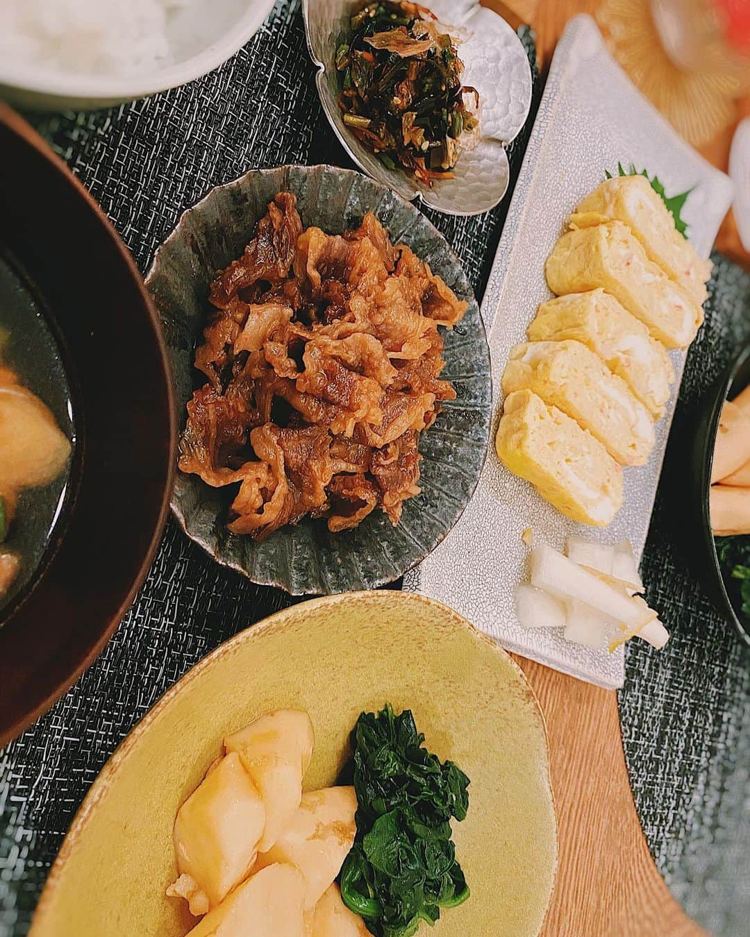 林田岬優さんのインスタグラム写真 - (林田岬優Instagram)「最近、落ち着く和食が食べたくて。🌼 あまりレシピを漁らずにできるご飯ばかり作っています☺️🍚  ○牛肉のしぐれ煮 ○蟹出汁卵 ○大根と柚漬け ○山芋とほうれん草の煮物 ○油揚げ、椎茸のお味噌汁  蟹出汁卵の蟹は、お節に使おうと思っていたのですが使わずずっと冷凍庫にありました。卵焼きに混ぜちゃえと。山芋と納豆のお味噌汁にしようか迷ったのですが、煮物に全部使ってしまいました。 椎茸は手でちぎって入れるのが最近好きで。楽だし、香りがする気がして。☺️  #いつかのごはん #友人とお家ごはん #岬優料理」1月16日 21時47分 - miyu_hayashida