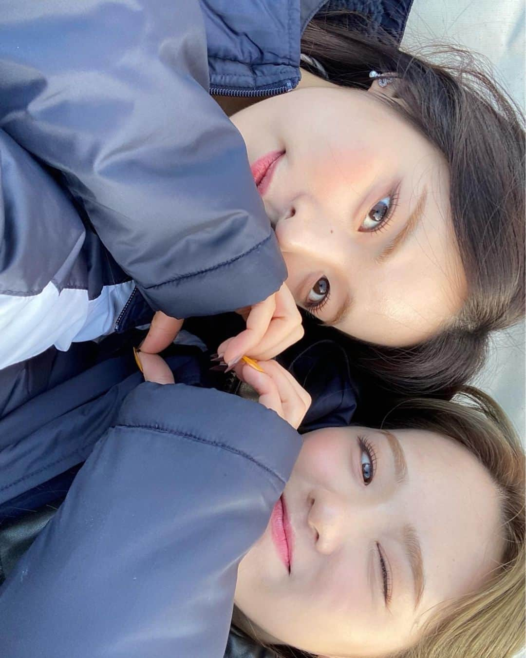 NiziUさんのインスタグラム写真 - (NiziUInstagram)「🤍青春ですね . . 리오랑 찍은 사진🎞 이때 너무너무 추웠는데 잘 나왔네ㅎㅎㅎ  #niziu  #maya  #rio  #この日とても寒かった #けどブルーシートの上で2人でずっと寝っ転がってた #そんな時の一枚 #写真かと思ったら動画だった #豪快に笑う姐さん #最高です #ぴよぴよ」1月16日 21時56分 - niziu_artist_official