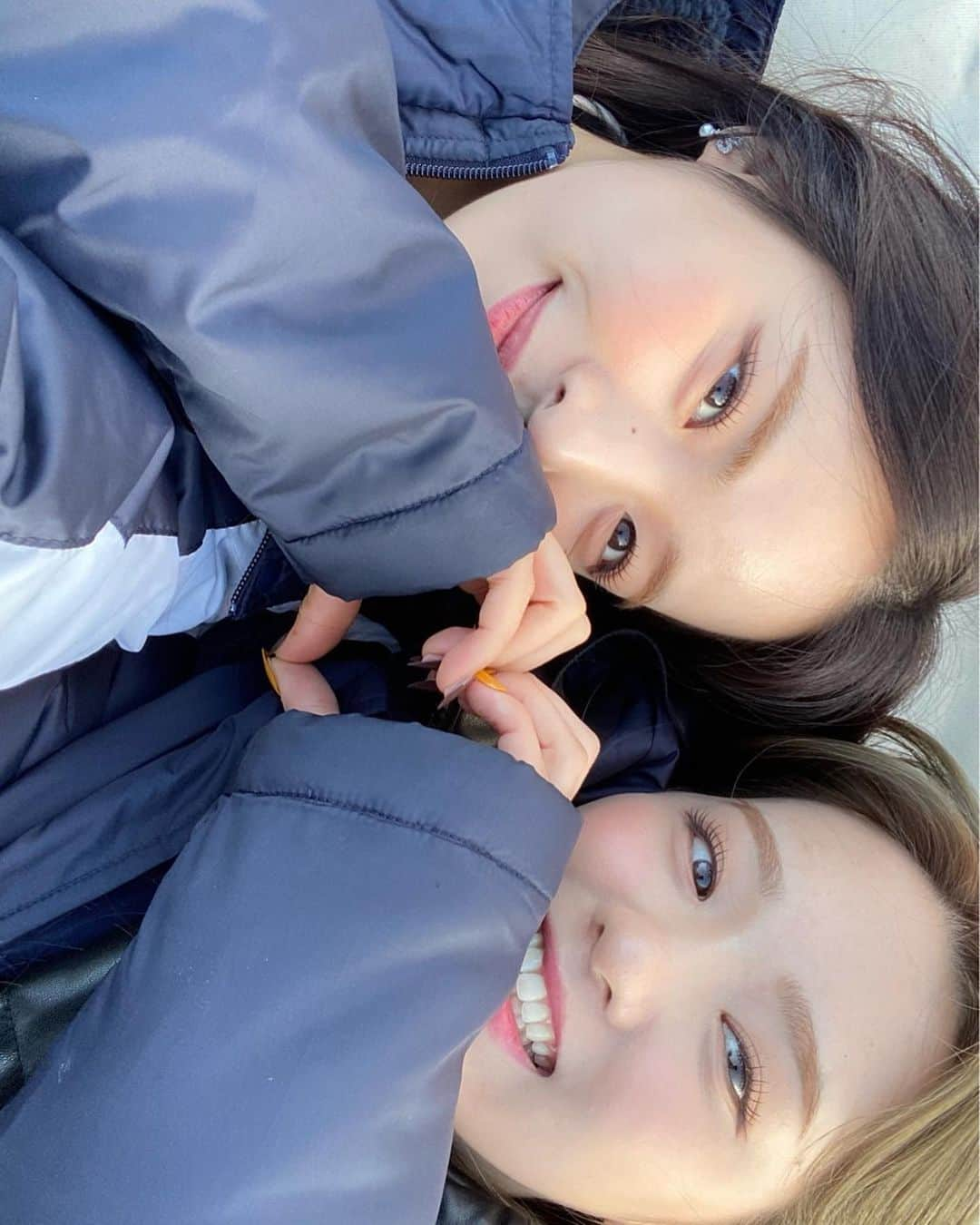 NiziUさんのインスタグラム写真 - (NiziUInstagram)「🤍青春ですね . . 리오랑 찍은 사진🎞 이때 너무너무 추웠는데 잘 나왔네ㅎㅎㅎ  #niziu  #maya  #rio  #この日とても寒かった #けどブルーシートの上で2人でずっと寝っ転がってた #そんな時の一枚 #写真かと思ったら動画だった #豪快に笑う姐さん #最高です #ぴよぴよ」1月16日 21時56分 - niziu_artist_official