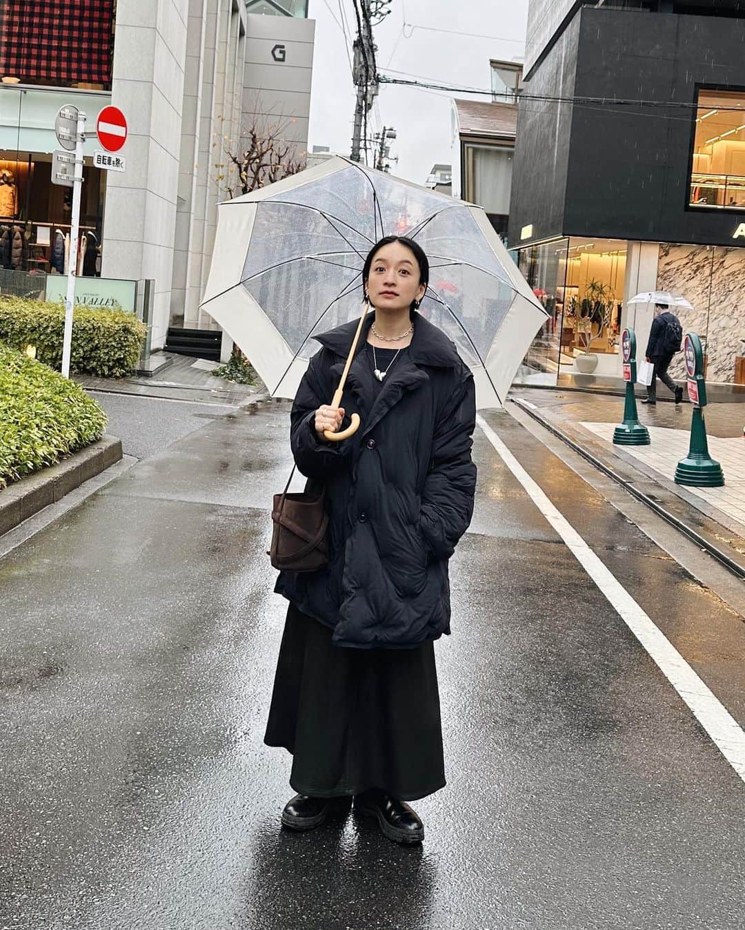 高山都さんのインスタグラム写真 - (高山都Instagram)「雨の日極寒スタイル。 #都ふく  ダウンの日は出来るだけバッグは小さめに。 そうするとバランスが取りやすくなる気がする。 紺色と茶色の合わせも最近のお気に入り。 outer @maisonmargiela  skirt @auralee_tokyo  boots @pellico_sunny  bag @therow  necklace @chigo_official  umbrella @u_day_official」1月16日 22時05分 - miyare38