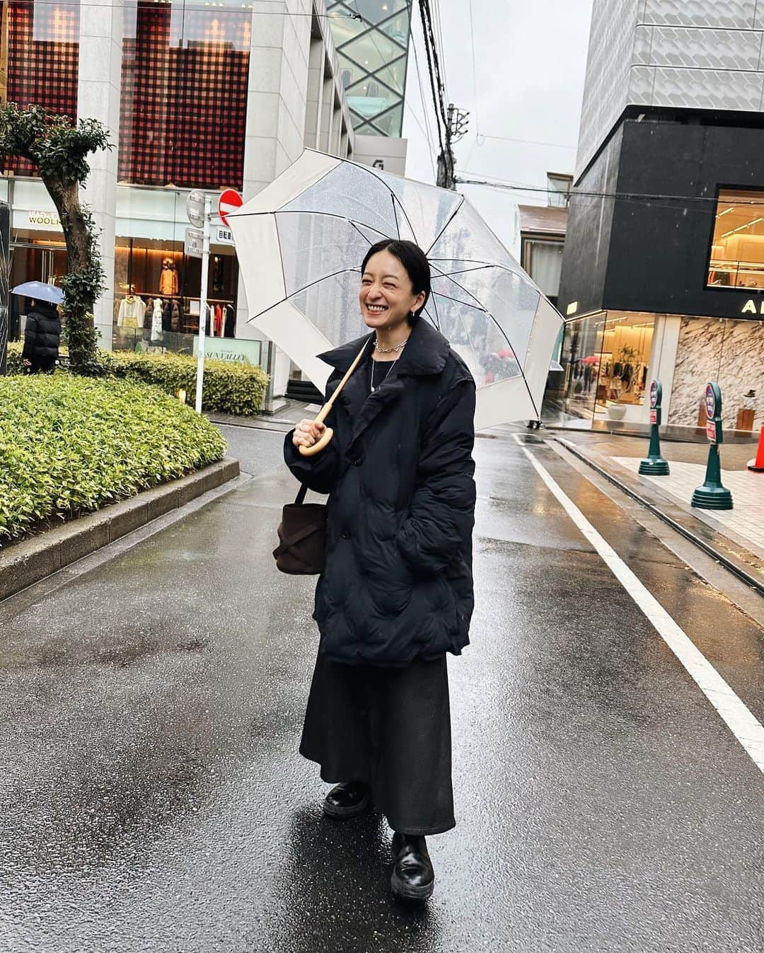 高山都さんのインスタグラム写真 - (高山都Instagram)「雨の日極寒スタイル。 #都ふく  ダウンの日は出来るだけバッグは小さめに。 そうするとバランスが取りやすくなる気がする。 紺色と茶色の合わせも最近のお気に入り。 outer @maisonmargiela  skirt @auralee_tokyo  boots @pellico_sunny  bag @therow  necklace @chigo_official  umbrella @u_day_official」1月16日 22時05分 - miyare38