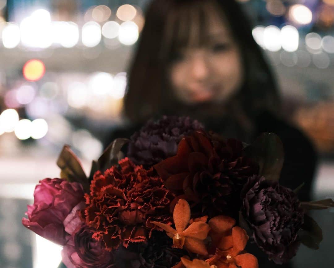 みきでりさんのインスタグラム写真 - (みきでりInstagram)「𝑹𝒆𝒅 𝑭𝒍𝒐𝒘𝒆𝒓𝒔🥀𓇬◌۫ センスは全くないけど、大好きなお花たちをブーケにしてみたっ！結果、めちゃくちゃ気に入った〜- ̗̀ෆ(˶'ᵕ'˶)ෆ ̖́- ㅤ ㅤ  新しく買ったカメラ早速使ったけど！ ㅤ調子がとても良い📸♡⃜ ㅤ ㅤㅤ ㅤ ㅤ ㅤ 彼の方にはまた別の写真が載ってるよ！ @masaki.3.1.hagi  沢山写真撮って、 それぞれ好きな写真を選んで、 自分の好みに色味加工して、 自分のアカウントに投稿するスタイルいいぞ！！！笑 ㅤ ㅤ ㅤ ㅤㅤ ㅤ ㅤ ㅤ ㅤ ㅤ #fujifilm #fujifilmxpro3 #xpro3  #花束 #花屋 #ブーケ #青山フラワーマーケット #aoyamaflowermarket #shibuya #渋谷 #ポートレート #ポートレート撮影 #スナップ写真 #カメラ女子 #横顔」1月16日 22時26分 - mikidelicious
