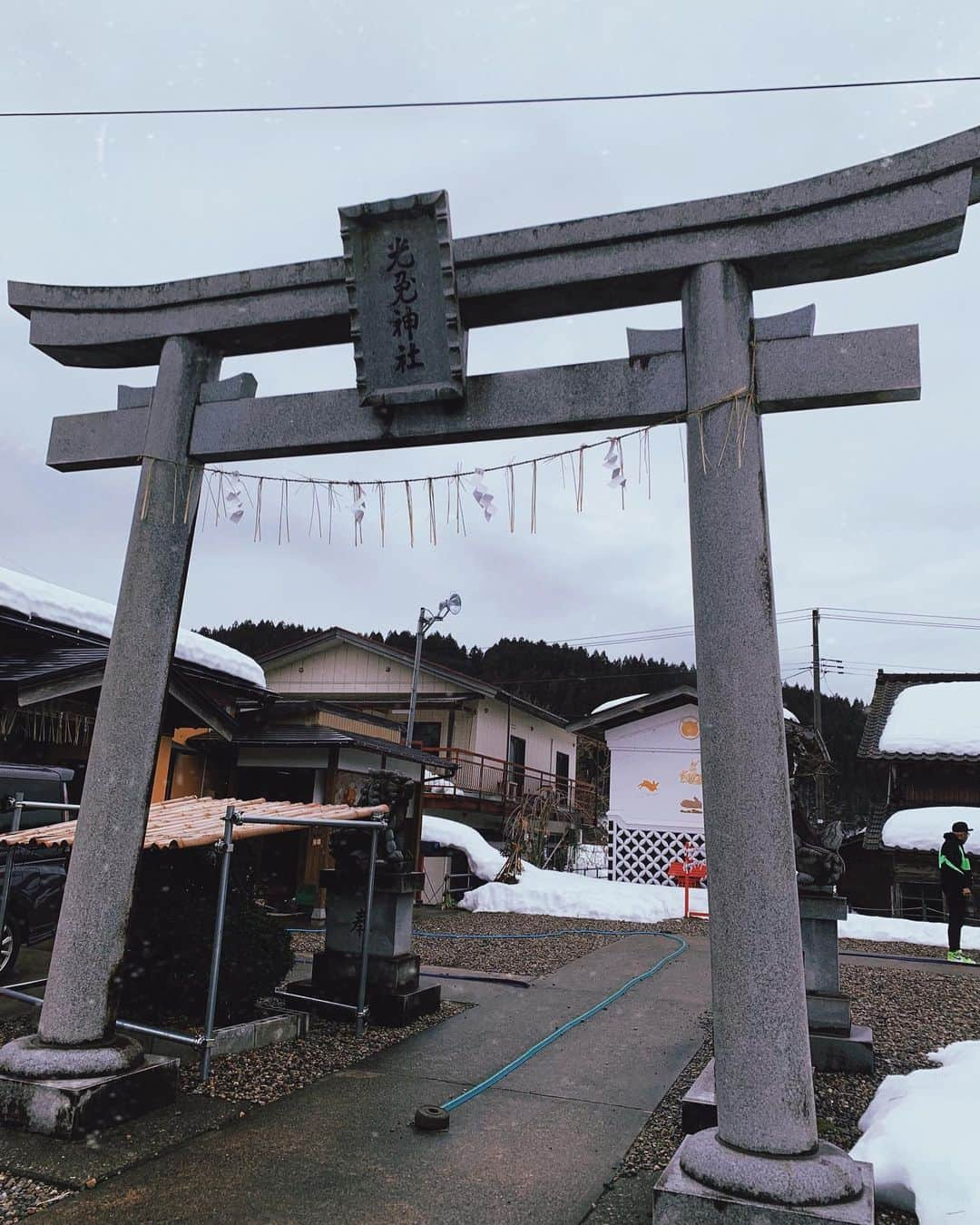 橘花凛さんのインスタグラム写真 - (橘花凛Instagram)「今年は卯年なので兎が祀られている『光兎神社』にいってきました✨🐰 兄も卯年🌸 #新潟県 #関川村 #光兎神社」1月17日 0時01分 - rintakahashi0809