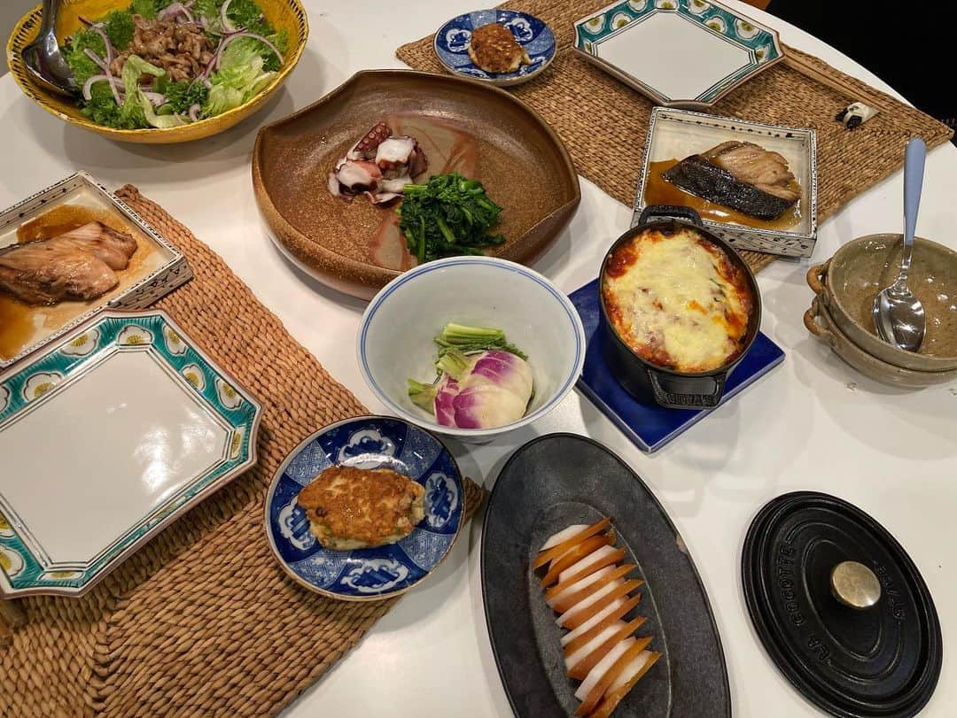 安藤優子さんのインスタグラム写真 - (安藤優子Instagram)「昨晩もスタンバイオッケー‼️  お早うございます‼️  まだ陽が上らない東京の朝、めっきり冷え込んでいます。  ので、昨晩のテーブルから。  まずは、少し春を先取りして、タコのお酢の物と菜の花の辛子和え。  空ちゃん家から頂いた、大切なカラスミ。  姫カブの糠漬け。  一昨日作っておいた、はんぺんと鶏ひき肉のしんじょ焼き。  鰤の照り焼き。  カリカリ豚コマのエスニック風サラダ。  そしてレフトオーバー展開料理は、ハンバーグのトマト煮込みと、寒ちぢみほうれん草のお浸しの残りをココットに入れて、チーズをかけて焼いたミートグラタンに。  ということで、昨晩も野菜もお肉もお魚も、バランスよくいただけました。  最後までものすごい目力でスタンバイしていたリンは、心優しい家人に、チュールビッツ3粒もらっていました（笑）  ご馳走さまでした。  さっ本日はお札を返しにちょっと遠くまで出かけます。  ので、行動開始です。  みなさま本日もニッポン列島どこもかしこも寒そうです。  本日も心の元気を燃やして、ほっこりな一日になりますように！  本日もファイテン‼️  #フレンチブルドッグ  #安藤優子」1月17日 6時59分 - yukoando0203