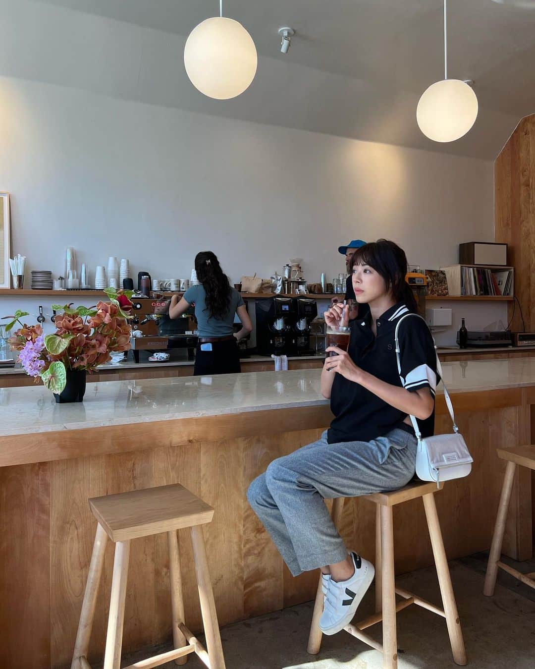 わちみなみさんのインスタグラム写真 - (わちみなみInstagram)「沢山履いた👟 @veja   いつもより長く私を歩かせてくれます、、  最近は家にこもって、ずっとドラマを観たり、なんだり、、 散歩しないと🐈‍⬛  急に来る引きこもり期  #引きこもり」1月17日 8時33分 - wacchime