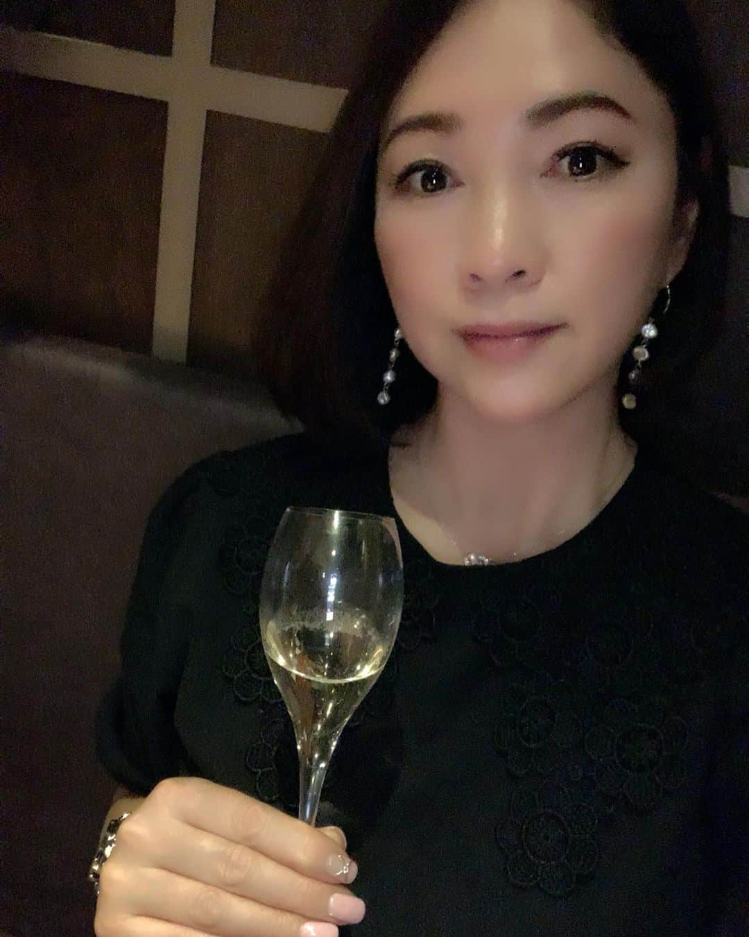 田中悦子さんのインスタグラム写真 - (田中悦子Instagram)「恵比寿の松玄さんへ❣️ 明治通り沿いにある オシャレなお蕎麦屋さん。  一品料理がかなり充実していて お蕎麦食べる前に 飲み過ぎてしまいます🥂  ケンゾーエステートの🍾もかなり充実❣️ ソーヴィニヨン・ブランのスパークリングワイン【清sei】をいただきました❣️  はまぐりのしゃぶしゃぶや、そのお出汁でラーメンがすごく美味しかった❣️ でも、お蕎麦屋さんなので しっかりと〆はもりそばをいただきましたよ❣️  蕎麦の香りもよく、 喉越しもよく とても美味しかったです❣️  #恵比寿 #恵比寿グルメ #お蕎麦 #個室 #個室ディナー #ナパヴァレー #ケンゾーエステート  #ケンゾーエステート清 #スパークリングワイン」1月17日 8時39分 - etsuko.reborn25