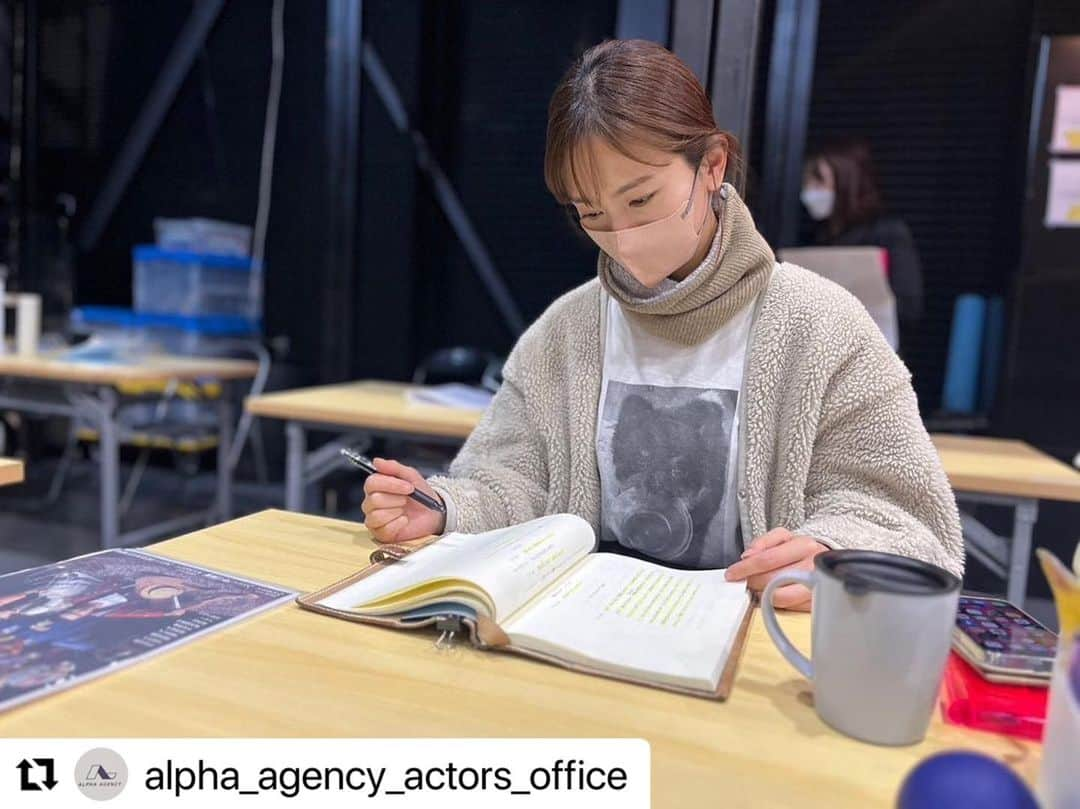 中村ゆりさんのインスタグラム写真 - (中村ゆりInstagram)「日々お稽古しています。 ただ一つの作品に没頭出来る、演劇をやっている時間は私にとってとても豊かな時間です。  素晴らしい皆さんと良いお芝居をお届け出来るように切磋琢磨しておりますので、ぜひ劇場にお越し下さいね♡  #Repost @alpha_agency_actors_office with @use.repost ・・・ #2023.1月 #歌うシャイロック　ただいま稽古中です。 制作Fさん撮影、ありがとうございます！ #中村ゆり写真館  #南座 #博多座 #サンシャイン劇場」1月17日 10時16分 - yurinakamurawoori