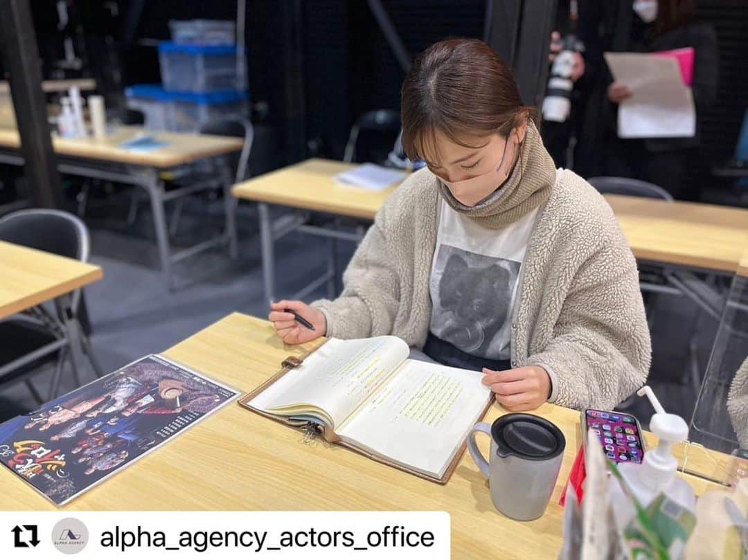 中村ゆりさんのインスタグラム写真 - (中村ゆりInstagram)「日々お稽古しています。 ただ一つの作品に没頭出来る、演劇をやっている時間は私にとってとても豊かな時間です。  素晴らしい皆さんと良いお芝居をお届け出来るように切磋琢磨しておりますので、ぜひ劇場にお越し下さいね♡  #Repost @alpha_agency_actors_office with @use.repost ・・・ #2023.1月 #歌うシャイロック　ただいま稽古中です。 制作Fさん撮影、ありがとうございます！ #中村ゆり写真館  #南座 #博多座 #サンシャイン劇場」1月17日 10時16分 - yurinakamurawoori