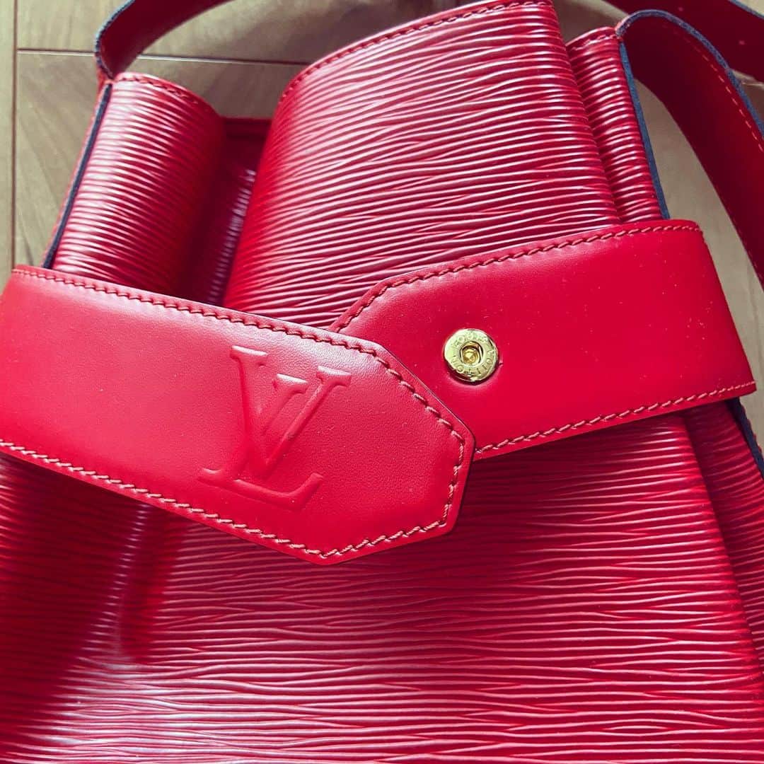 おおたうにさんのインスタグラム写真 - (おおたうにInstagram)「handmade knit cap / @nikiricom 🧶✨ red leather bag / @louisvuitton   前回のイラストに描いたアイテムたちです❤️  ボタン部分が割れて放置されていた母のVUITTONを救出し、お店に持って行ったら当時は無料で直してくれた✨ これは「ノエ　サックデポールPM」というシリーズらしい。  名前を検索したら「ノエ　ダサい」ってすぐ出てきて、どこが😳？可愛いじゃん！と思いました。 もしもどなたかから受け継いだ昔の物に、そういう文言が付いてきたとしても、気にしなくて平気へいき！ 大切にガンガン使ってゆこうぞよ❣️  #今日のアクセサリー #accessoriesoftheday #cherrycoke #チェリーコーク #うにっき #vintagefashion #outauni #おおたうに #ストラップ長く描きすぎ #1997」1月17日 11時27分 - outa_uni