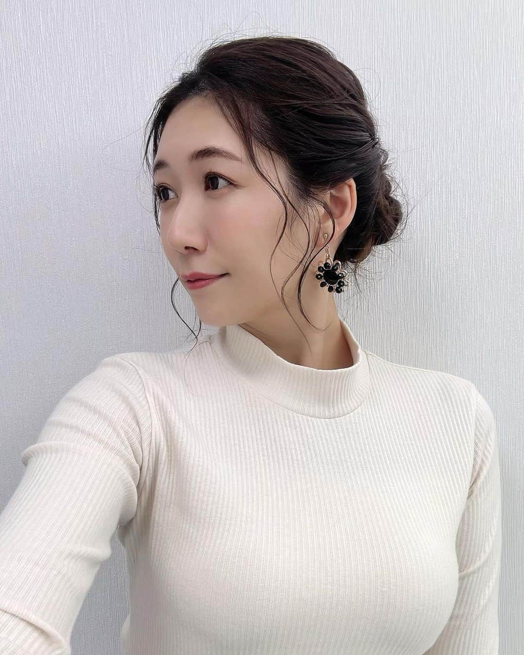 穂川果音さんのインスタグラム写真 - (穂川果音Instagram)「hairstyle  アップヘアだよ〜  #hairstyle #hairarrange #アップヘア　#アベプラ　#abematv #アップスタイル　#イヤリング　#earrings   #穂川果音  #気象予報士　#下めアップ  #綺麗めアレンジ 　#まとめ髪　#お天気キャスター #前髪アレンジ　#編み込みアップヘア #編み込みアレンジ　#weatherforecast」1月17日 11時57分 - hokawakanonn