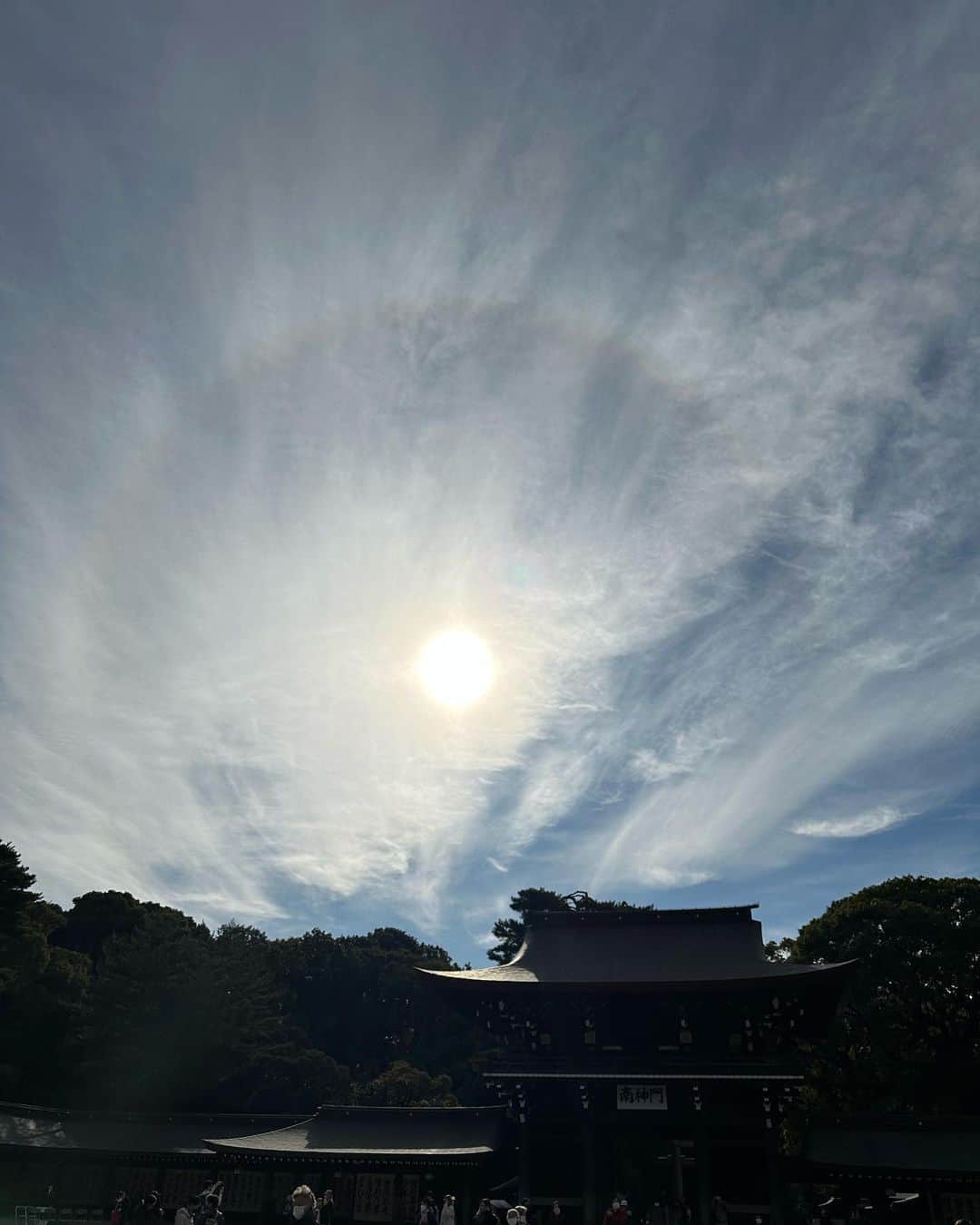 坂本麻子さんのインスタグラム写真 - (坂本麻子Instagram)「. 初めての#明治神宮 ⛩ なんで東京5年も住んでて今なの！って笑 その後花園神社へ♪ . 最近、空が好きで雲をよく見るっちゃけど この日は龍の様な雲に飛行機雲の矢印✈︎ なんか縁起の良さそうな1日でした🌈 . @karin_no_urni ちゃんと行ったら 不思議な経験をたくさんしました🔮 何が見えてるのだろう、、、、 #神社#雲#龍雲 🐉」1月17日 12時22分 - sakamoto_asako