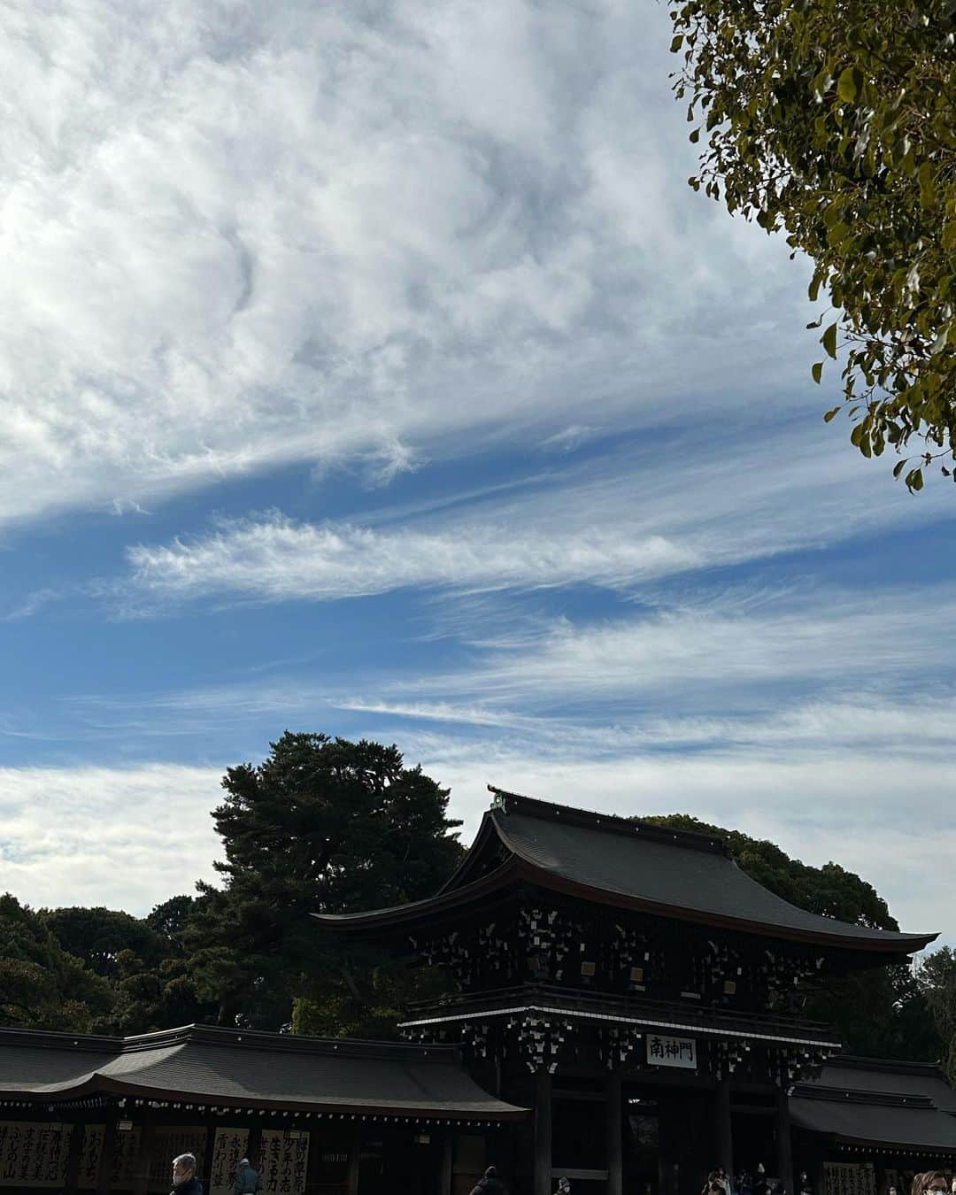 坂本麻子さんのインスタグラム写真 - (坂本麻子Instagram)「. 初めての#明治神宮 ⛩ なんで東京5年も住んでて今なの！って笑 その後花園神社へ♪ . 最近、空が好きで雲をよく見るっちゃけど この日は龍の様な雲に飛行機雲の矢印✈︎ なんか縁起の良さそうな1日でした🌈 . @karin_no_urni ちゃんと行ったら 不思議な経験をたくさんしました🔮 何が見えてるのだろう、、、、 #神社#雲#龍雲 🐉」1月17日 12時22分 - sakamoto_asako