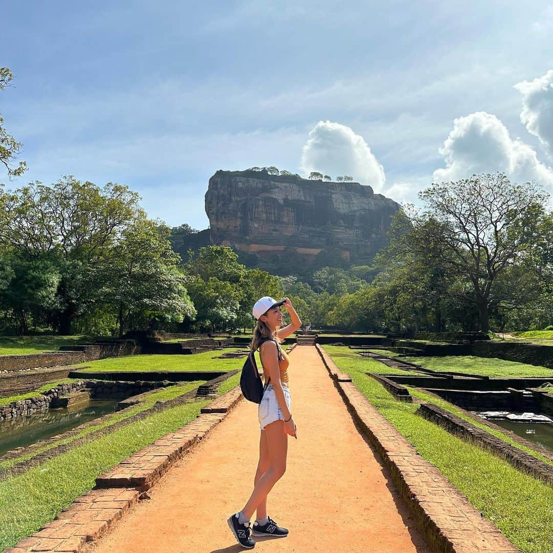 市原彩花さんのインスタグラム写真 - (市原彩花Instagram)「First time in Sri Lanka🇱🇰 📍Sigiriya Rock 38ヵ国目✈️スリランカ🇱🇰  世界遺産シーギリアロック🪨 ここにずーーっと来たかったの❣️ また一つ夢が叶った☺️  昔はこの巨大な岩の上にお城があったんだって😳 30分以上かけて世界遺産を登ったよ✌️ 帰りは2人とも膝ガクブルでした😂  スリランカは観光スポットが広く点在してて個人で旅行するのは大変&昔デモがあって不安だったからプライベートツアーを組んでくれる @srilankaby_michi にお願いしたよ😊 ガイドさんは日本語ペラペラの @kumaribalasuriya 、ドライバーさんも優しくて、私達の行きたいところ&オススメの場所に自由に連れてってくれてるよ🥳  スリランカツアー @srilankaby_michi  ツアー代表のミチちゃん @michi_1017  スリランカホームステイ @srilankabymichi_homestay   #srilanka#スリランカ#srilankatravel#srilankatrip#スリランカ旅行#スリランカ観光#スリランカ旅行記#シーギリヤロック#シギリヤロック#sigiriya#sigiriyarock#世界遺産#worldheritage#海外旅行 #あーちゃんスリランカ」1月17日 13時30分 - ayaka_ichihara