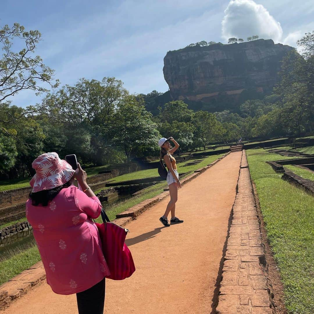 市原彩花さんのインスタグラム写真 - (市原彩花Instagram)「First time in Sri Lanka🇱🇰 📍Sigiriya Rock 38ヵ国目✈️スリランカ🇱🇰  世界遺産シーギリアロック🪨 ここにずーーっと来たかったの❣️ また一つ夢が叶った☺️  昔はこの巨大な岩の上にお城があったんだって😳 30分以上かけて世界遺産を登ったよ✌️ 帰りは2人とも膝ガクブルでした😂  スリランカは観光スポットが広く点在してて個人で旅行するのは大変&昔デモがあって不安だったからプライベートツアーを組んでくれる @srilankaby_michi にお願いしたよ😊 ガイドさんは日本語ペラペラの @kumaribalasuriya 、ドライバーさんも優しくて、私達の行きたいところ&オススメの場所に自由に連れてってくれてるよ🥳  スリランカツアー @srilankaby_michi  ツアー代表のミチちゃん @michi_1017  スリランカホームステイ @srilankabymichi_homestay   #srilanka#スリランカ#srilankatravel#srilankatrip#スリランカ旅行#スリランカ観光#スリランカ旅行記#シーギリヤロック#シギリヤロック#sigiriya#sigiriyarock#世界遺産#worldheritage#海外旅行 #あーちゃんスリランカ」1月17日 13時30分 - ayaka_ichihara